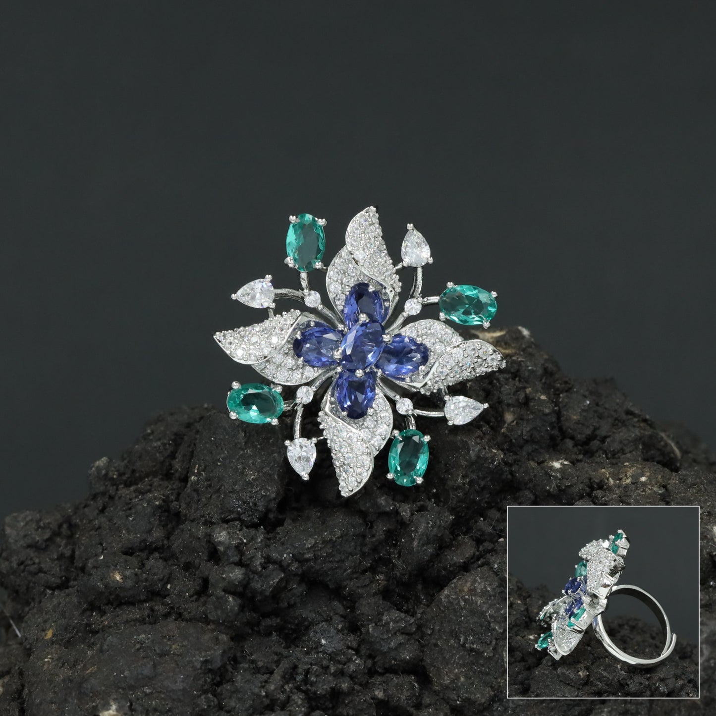 Decorative Floral Finger Ring with Radiating Bloom Pattern