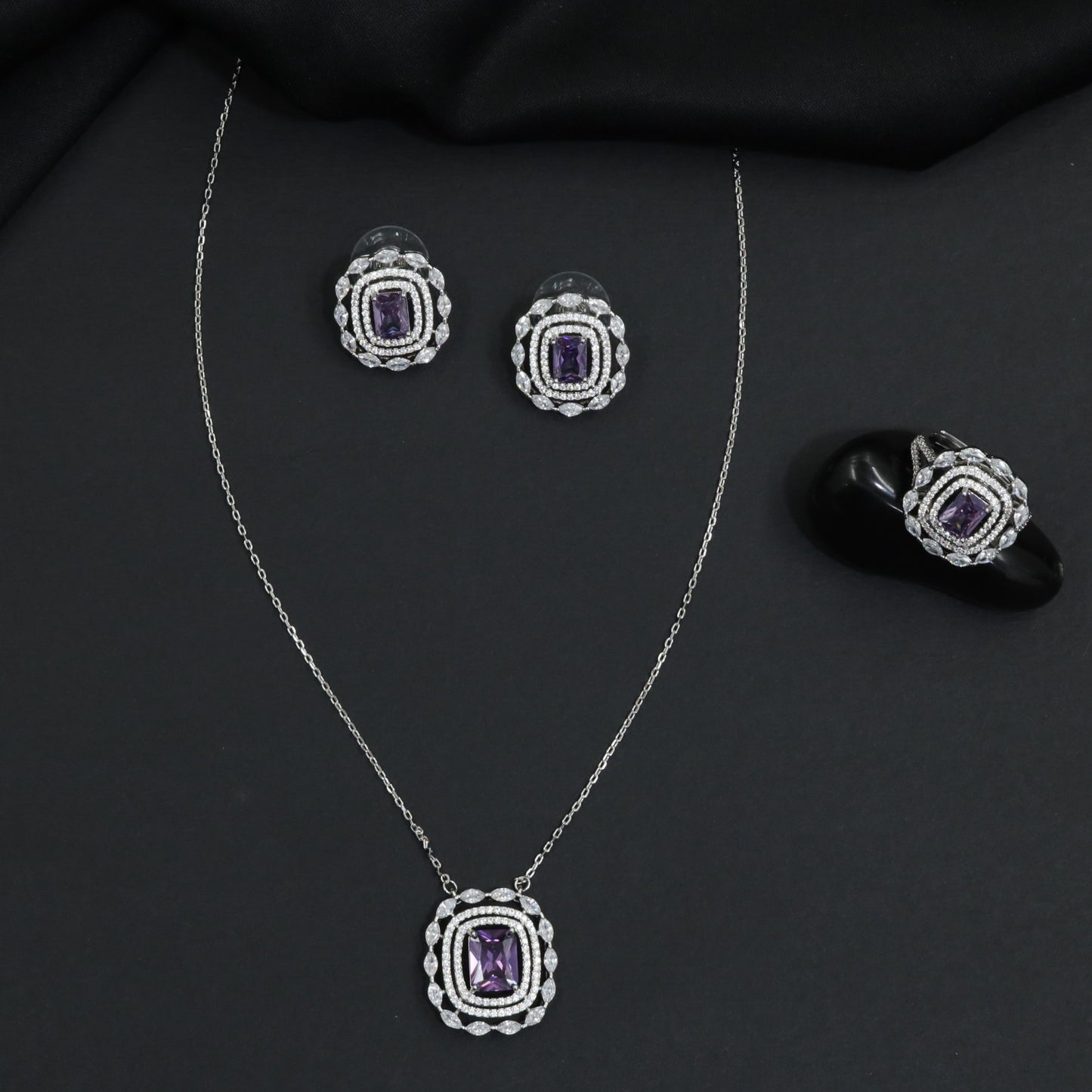 Statement pendant chain set with structured geometric detailing and matching studs