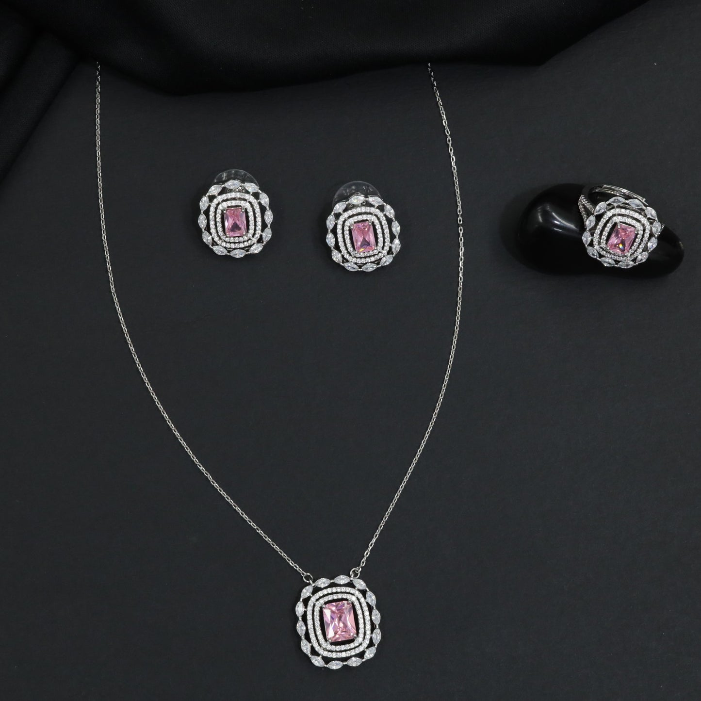 Statement pendant chain set with structured geometric detailing and matching studs