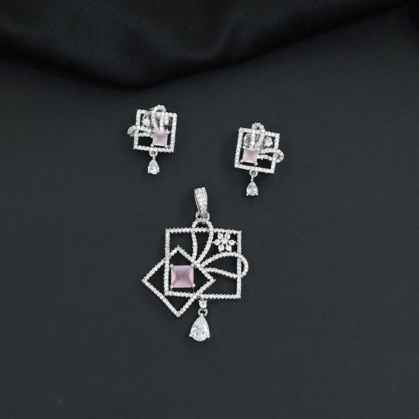 Contemporary square frame pendant set with flowing swirl construction