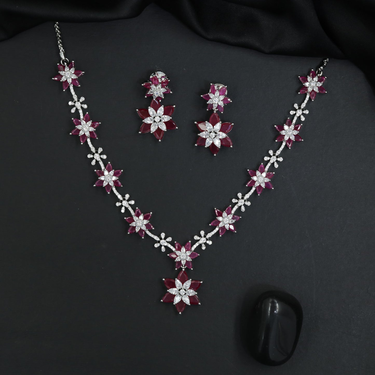 Graceful festive alignment necklace featuring an alternating starburst motif