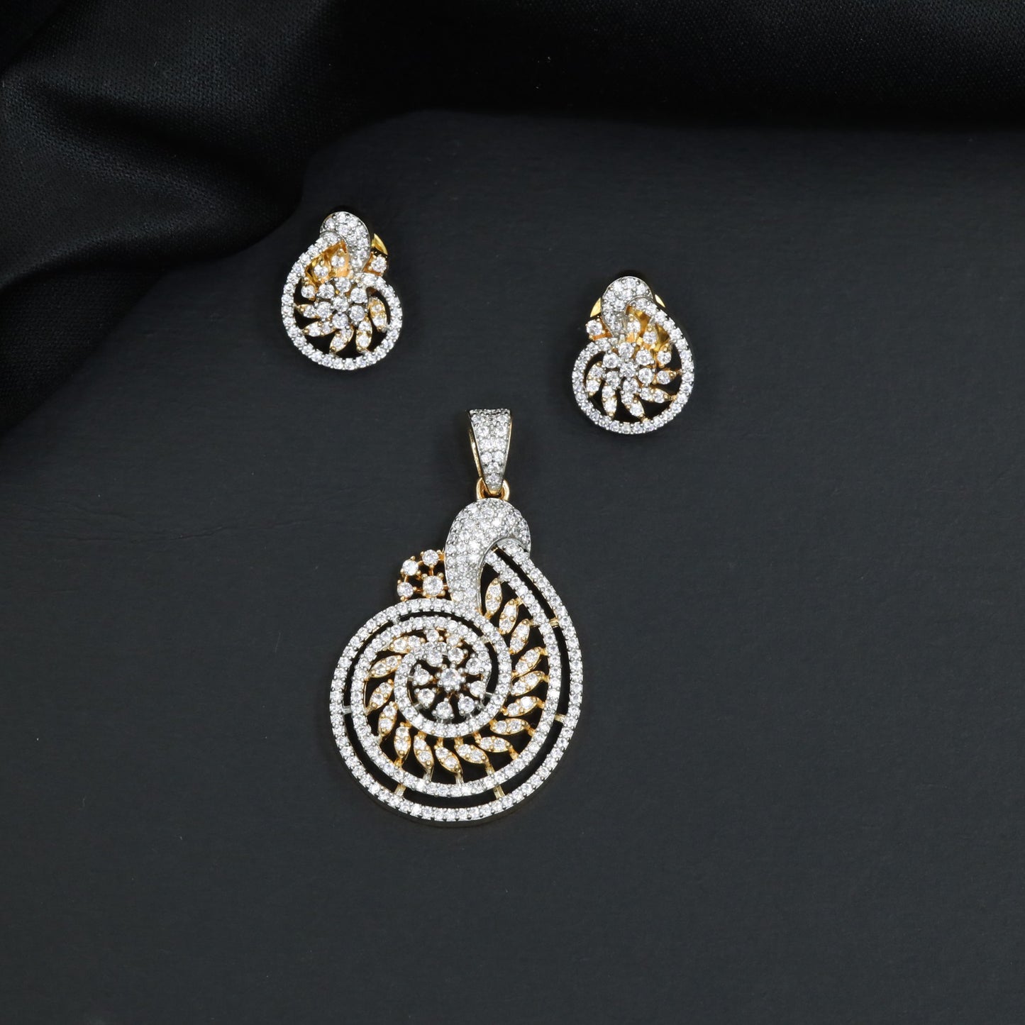 Premium pendant set showcasing dualâ€‘tone ornamental detailing