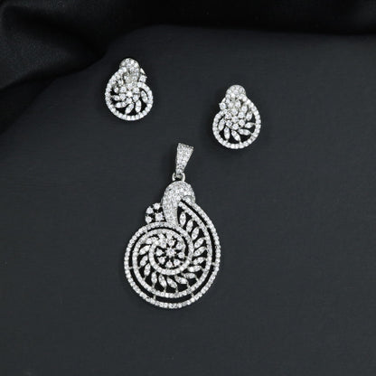 Premium pendant set showcasing dualâ€‘tone ornamental detailing