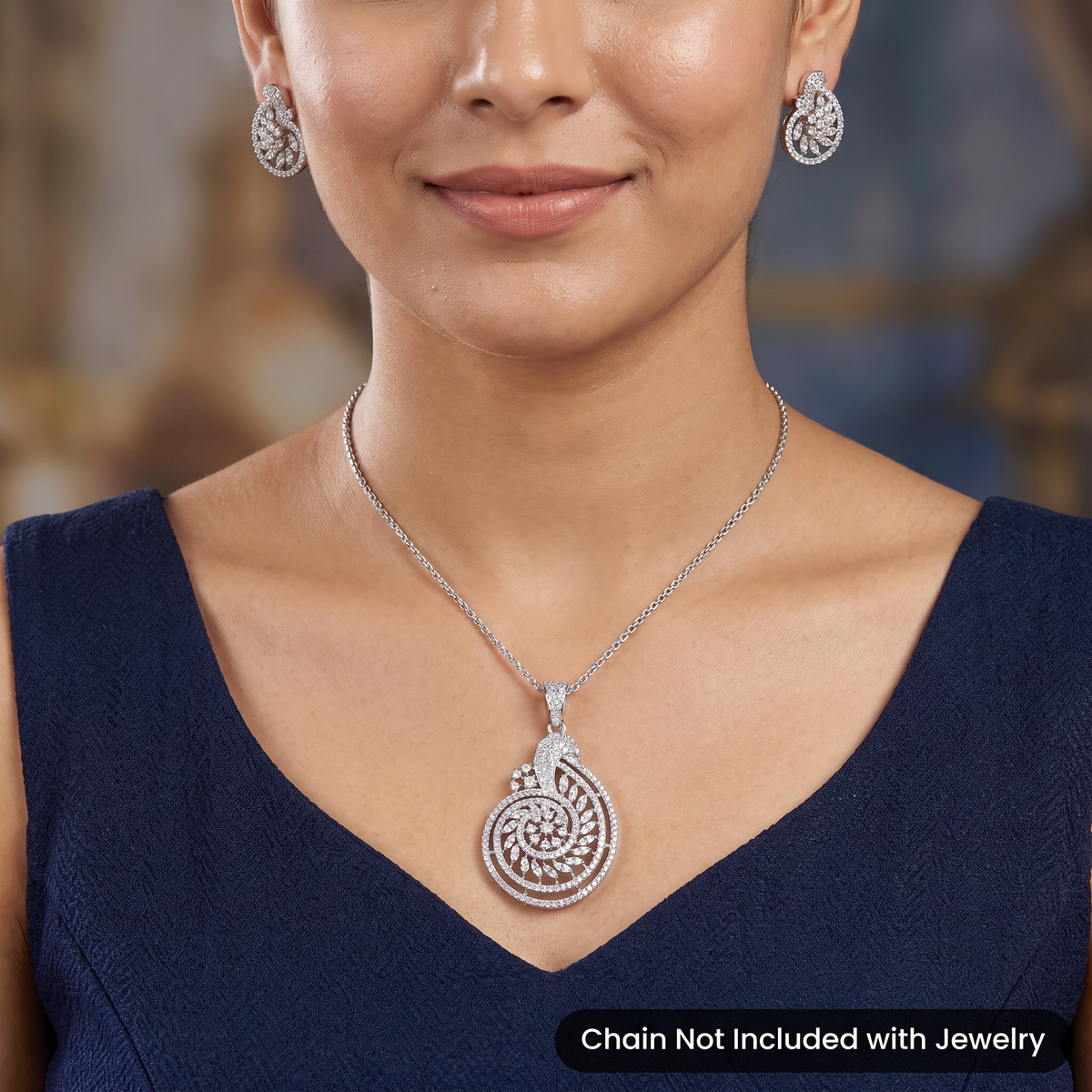 Premium pendant set showcasing dualâ€‘tone ornamental detailing