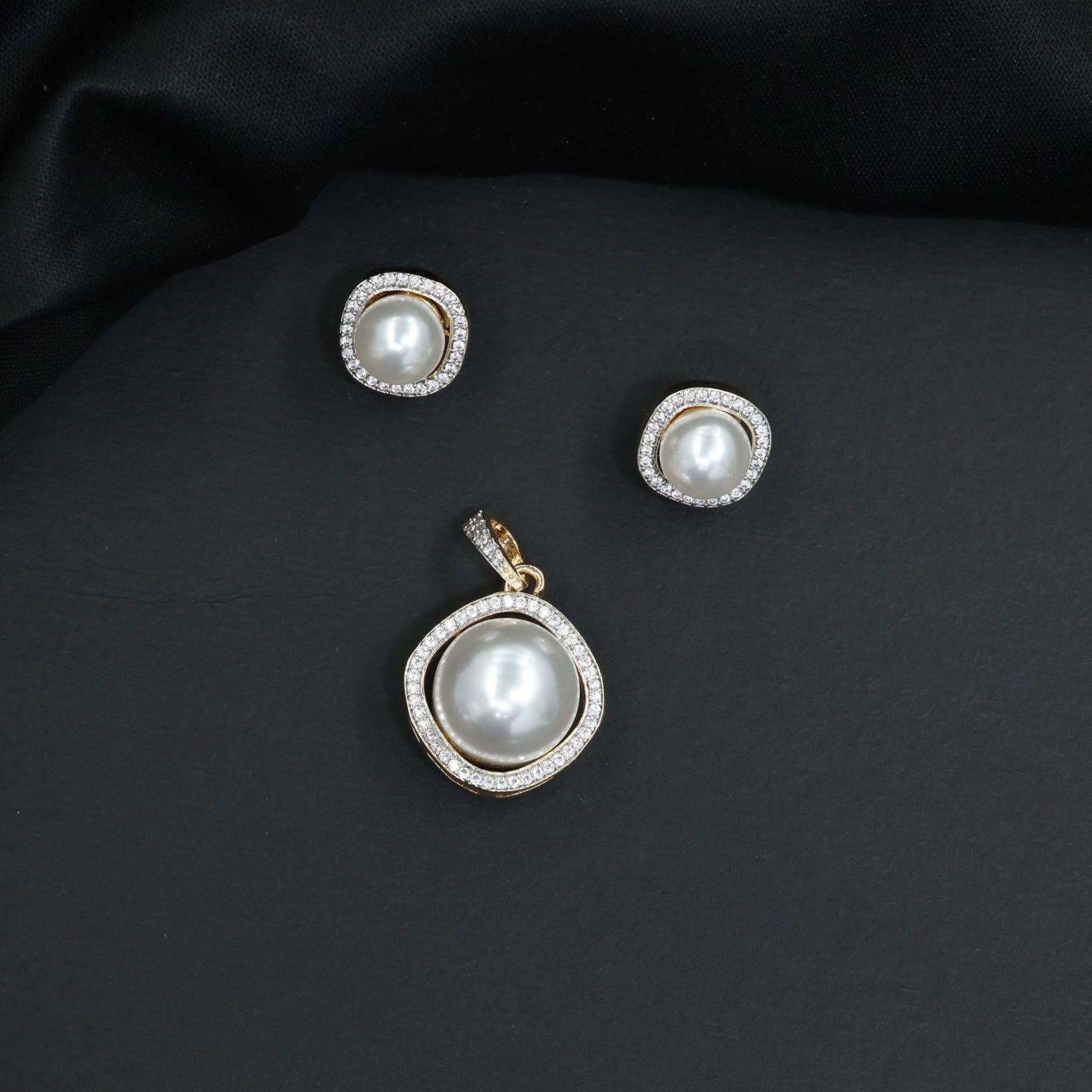 Grand pendant set framed by twisted rope panels