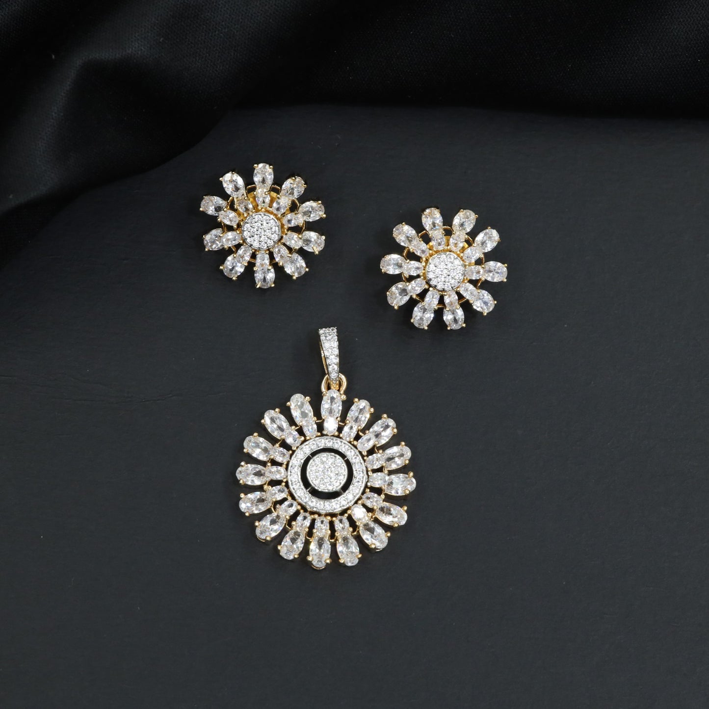 Classic pendant set with floral motif composition