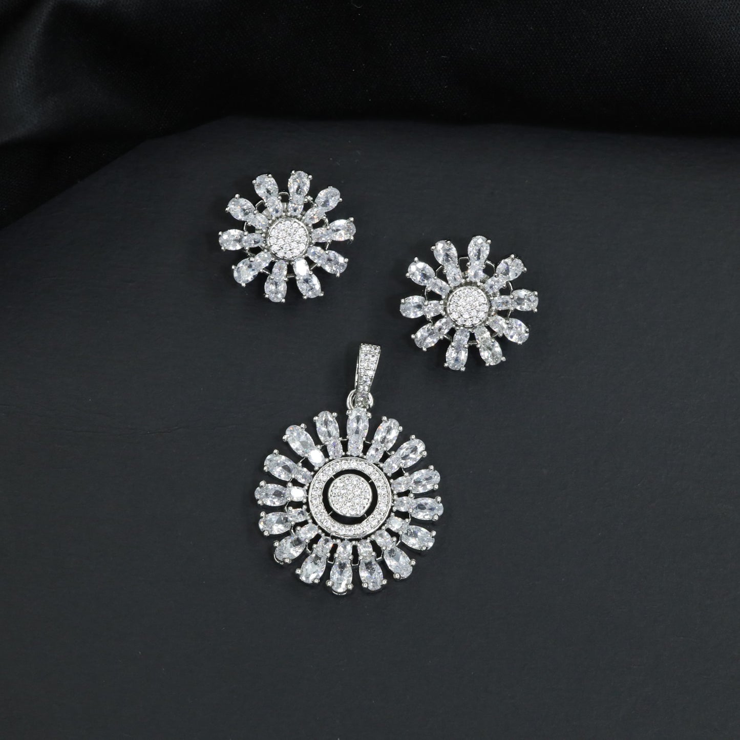 Classic pendant set with floral motif composition