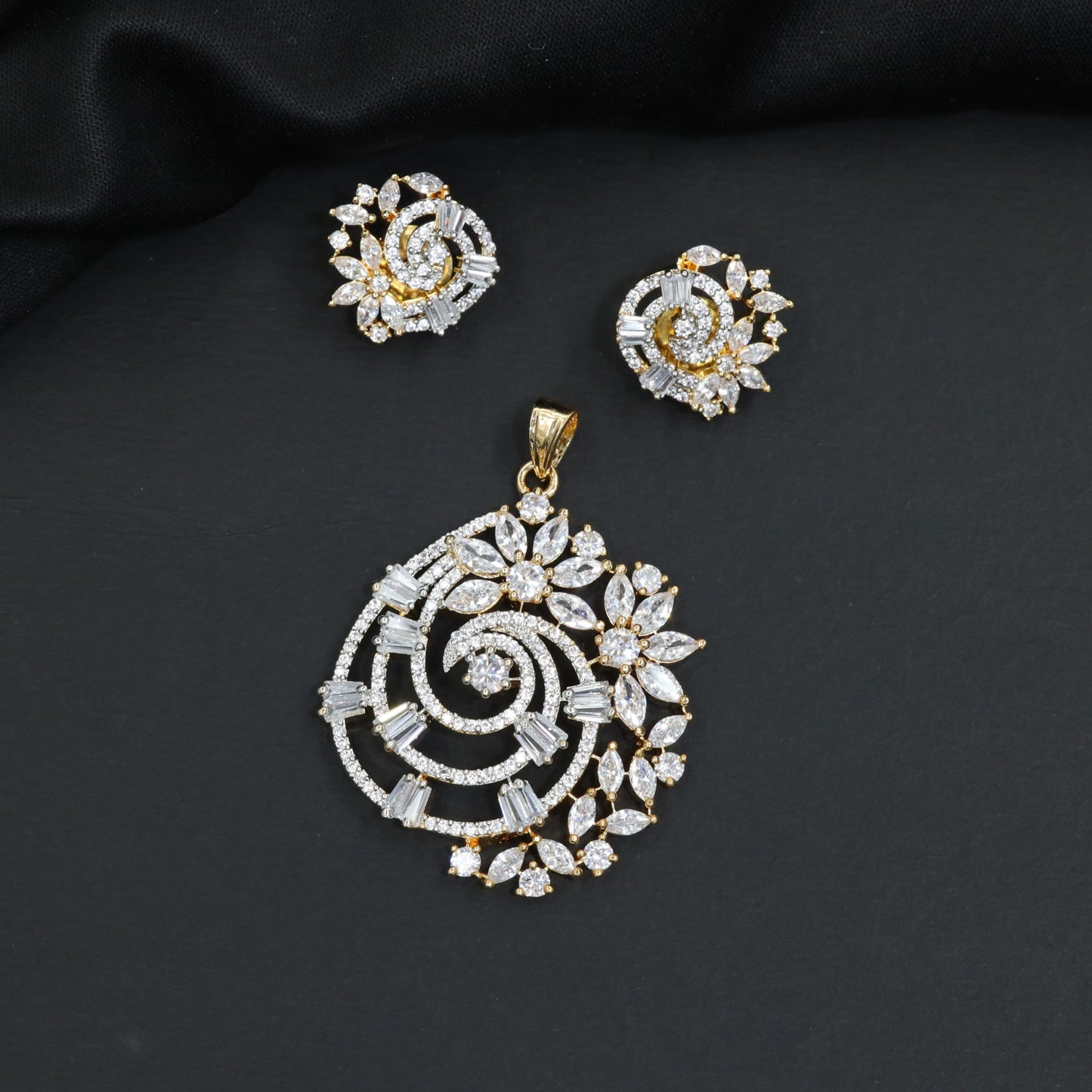 Premium pendant set showcasing dualâ€‘tone ornamental detailing