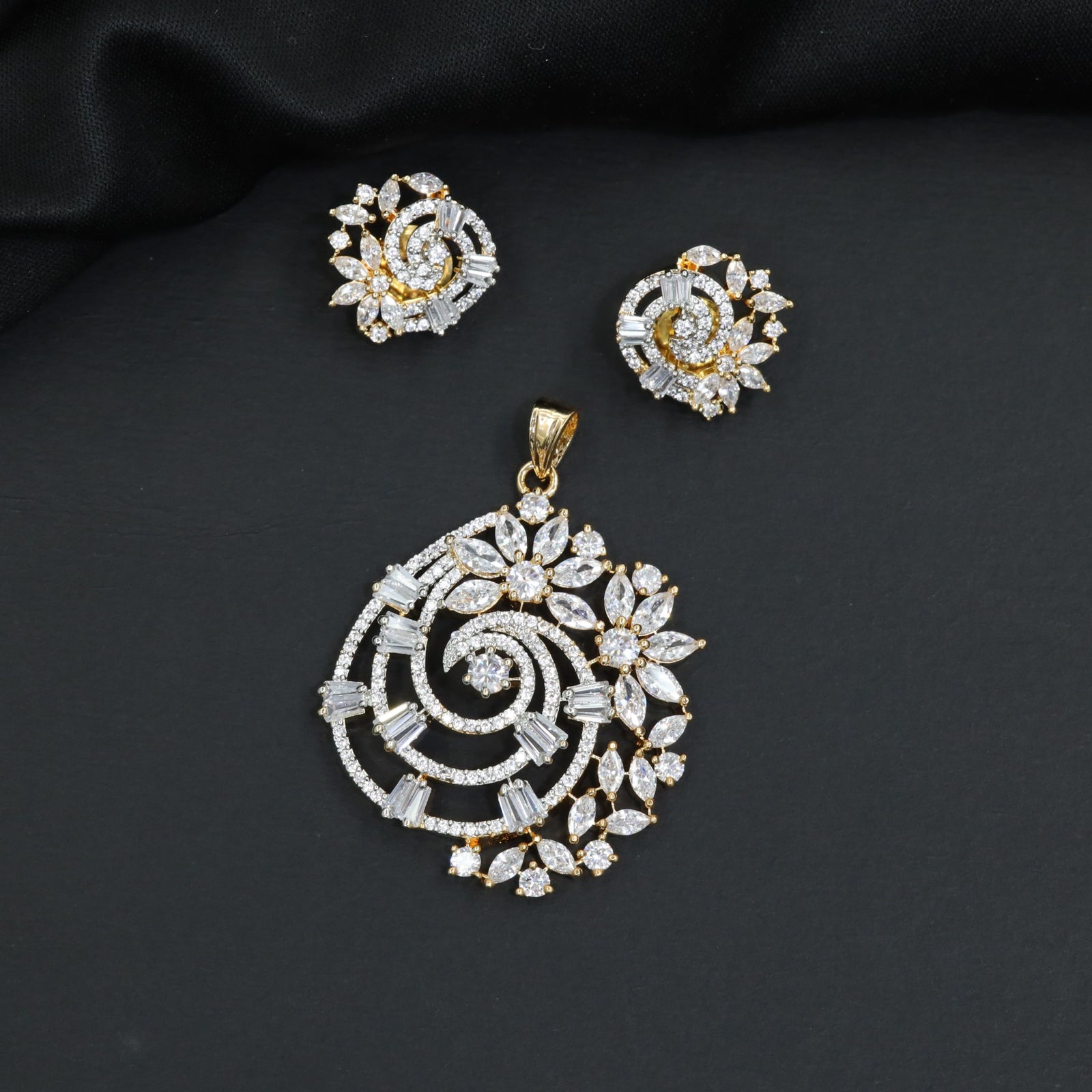 Premium pendant set showcasing dualâ€‘tone ornamental detailing