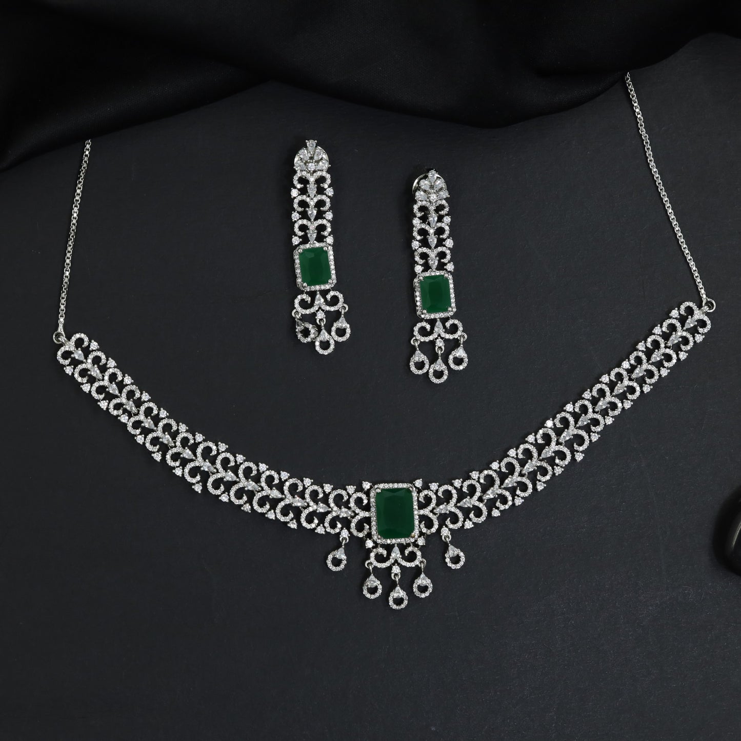Shimmering uniform detailed mesh rhodium necklace with a central focal drop