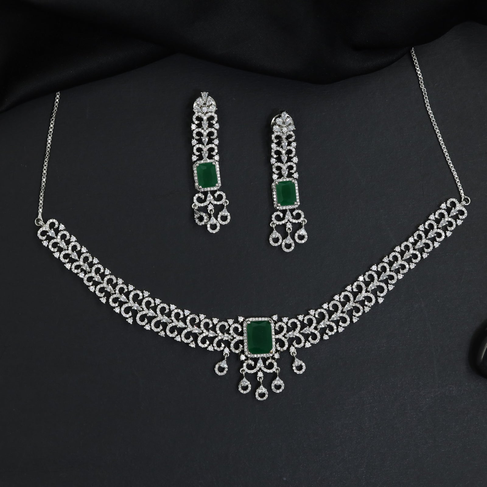 Shimmering uniform detailed mesh rhodium necklace with a central focal drop