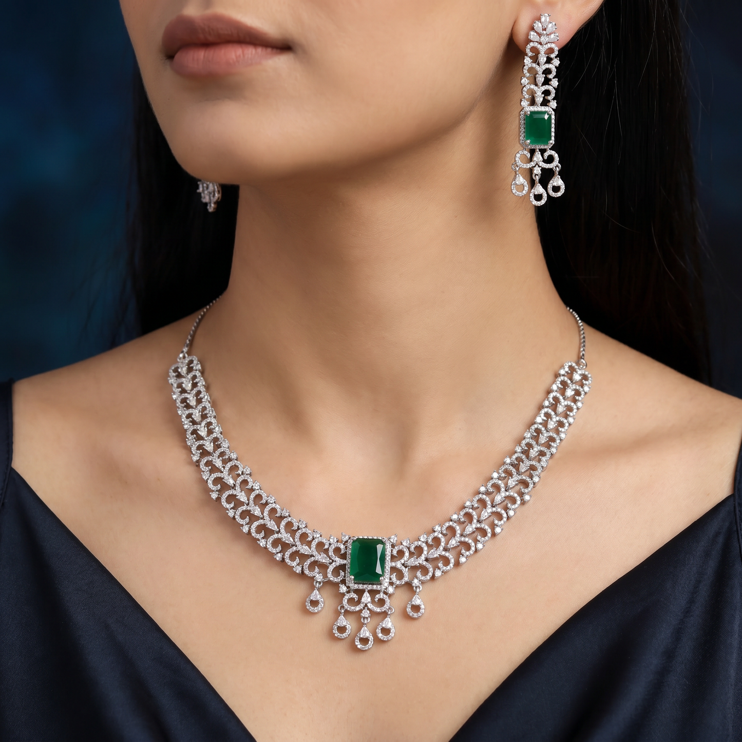 Shimmering uniform detailed mesh rhodium necklace with a central focal drop