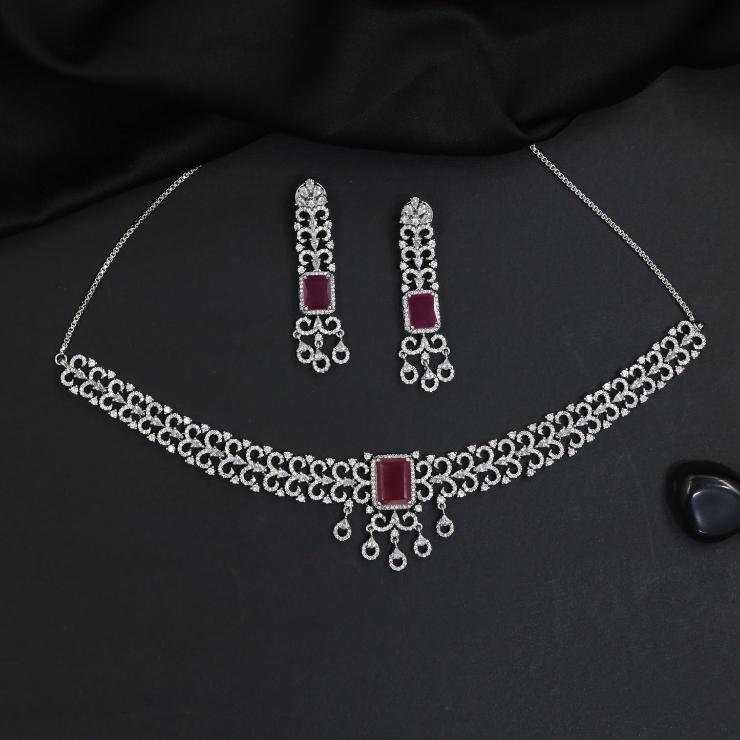 Shimmering uniform detailed mesh rhodium necklace with a central focal drop