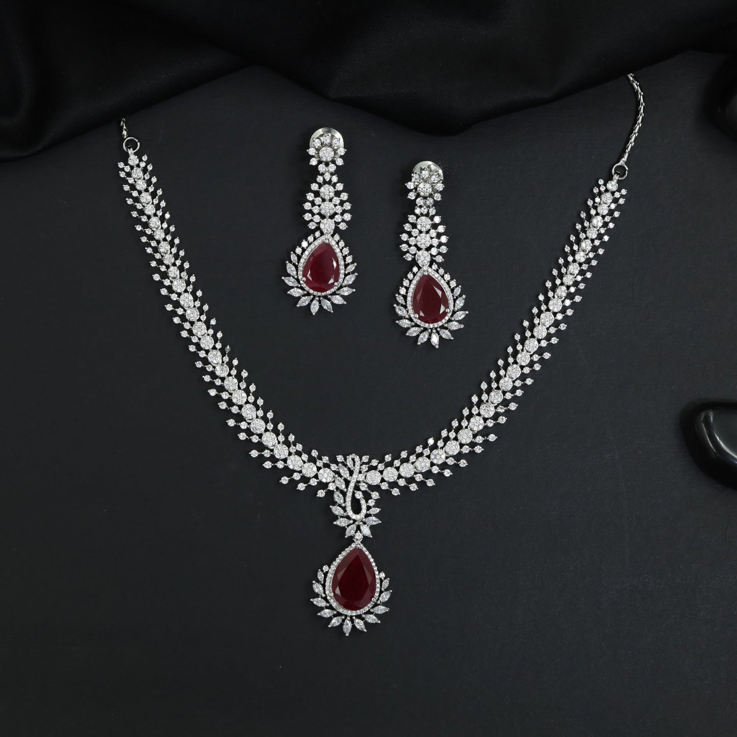 Rosette pendant rhodium necklace with double strand silhouette