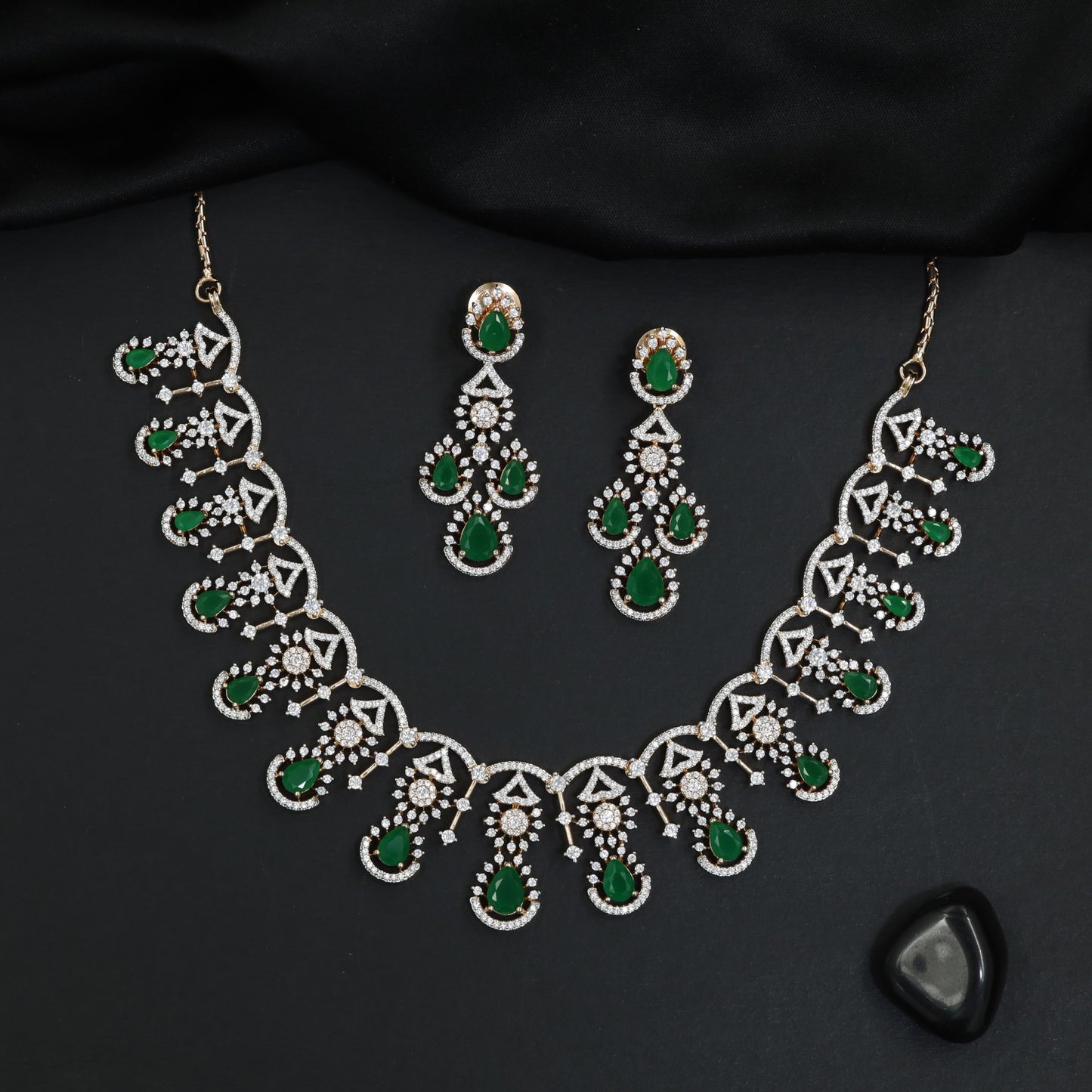 Openwork collar GJ necklace set with botanical accent links