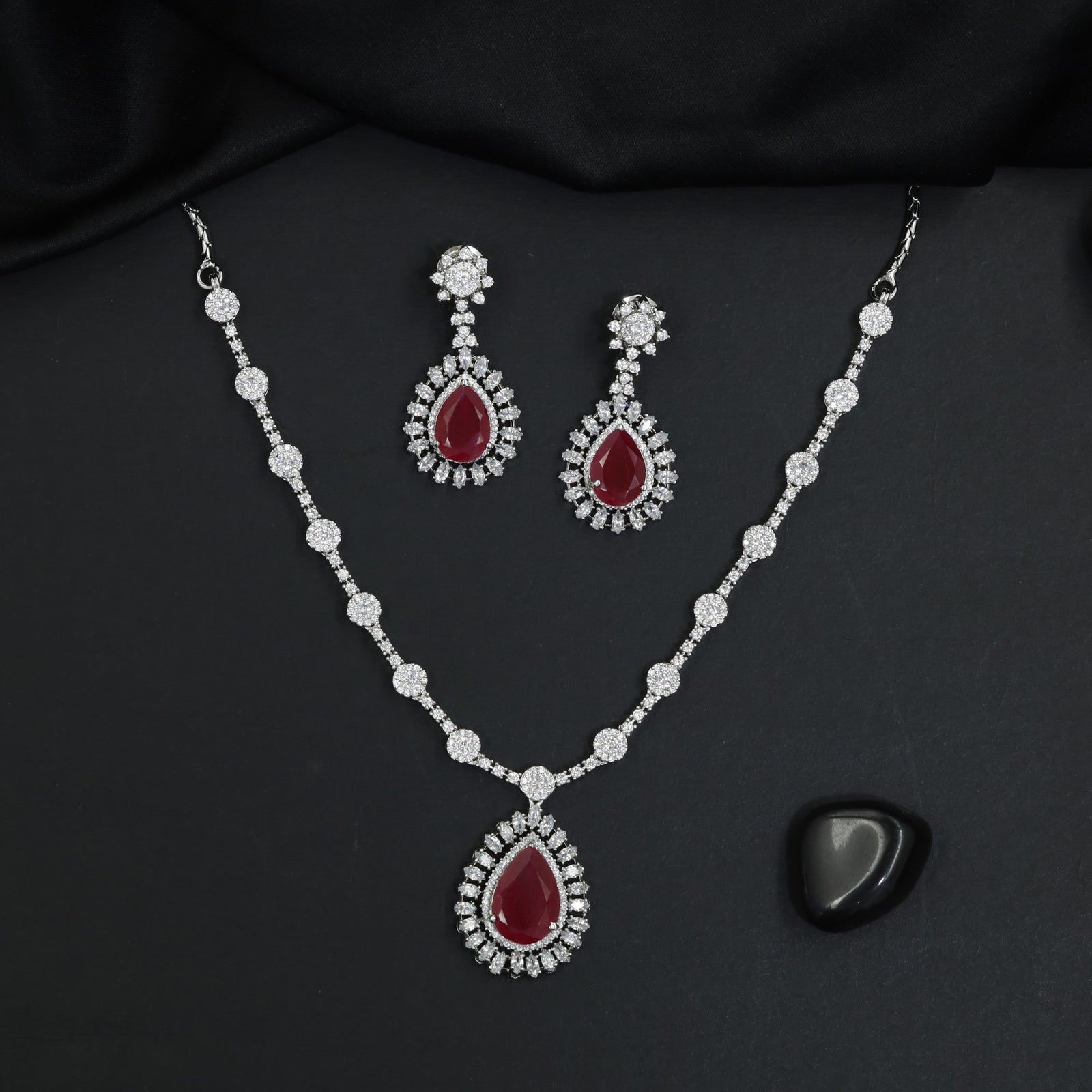 Teardrop pendant rhodium necklace set with station link detailing