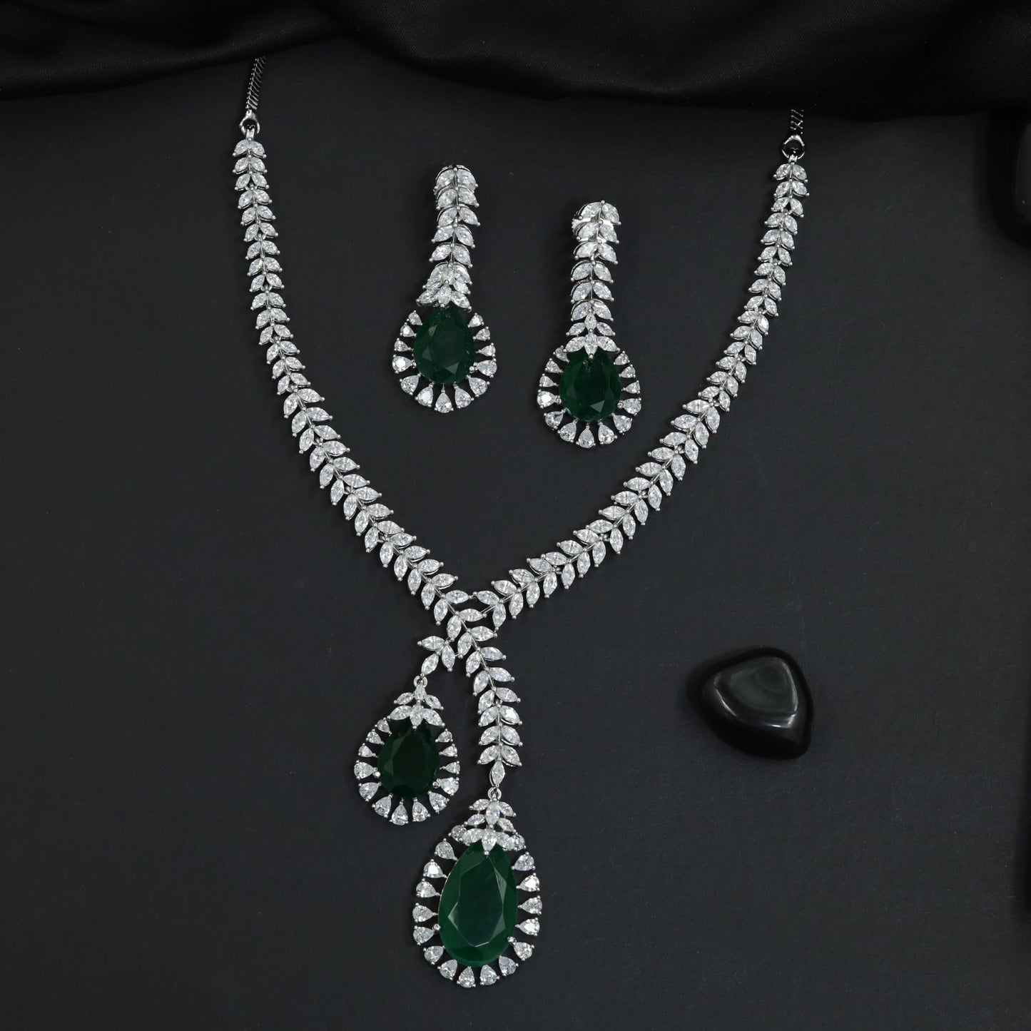 Artisan Reserve rhodium necklace set with orbital link detailing