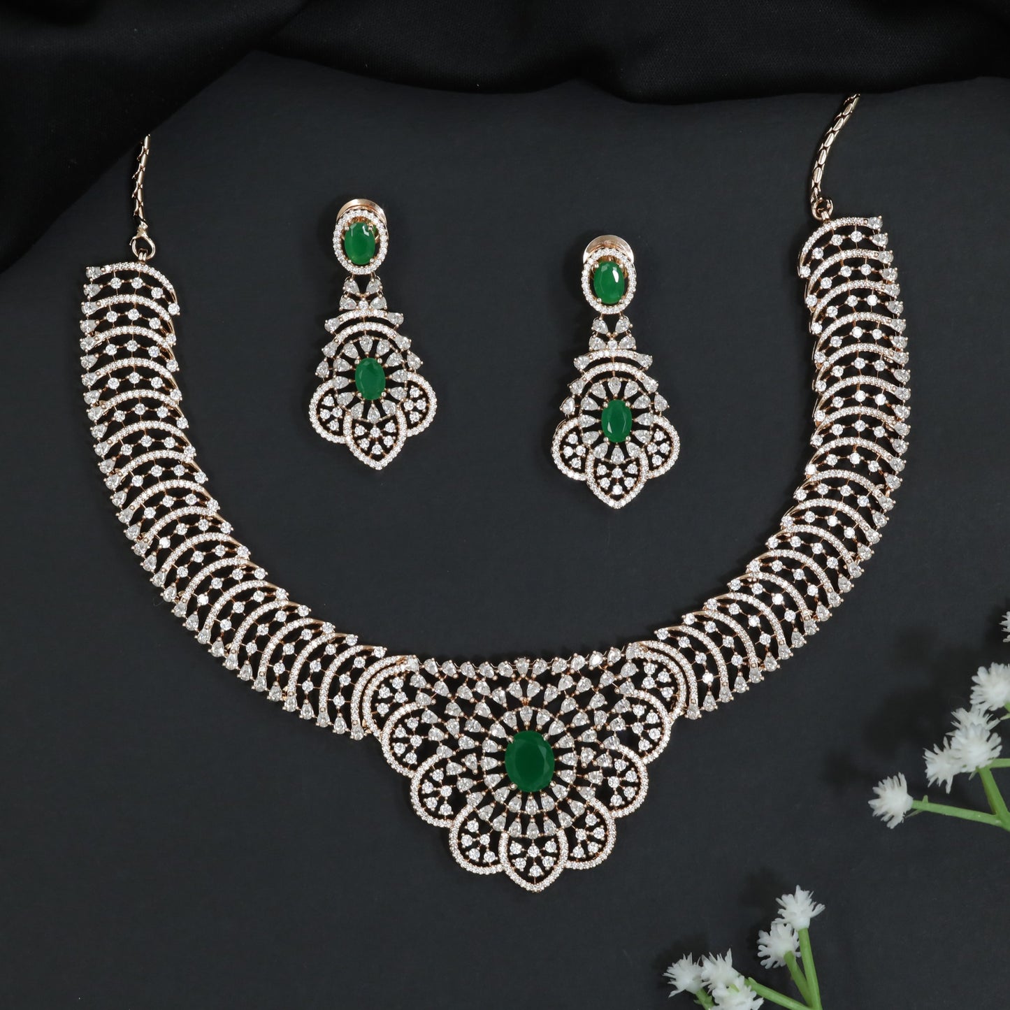 Floral Lattice GJ Necklace Set with Ornamental Medallion Design
