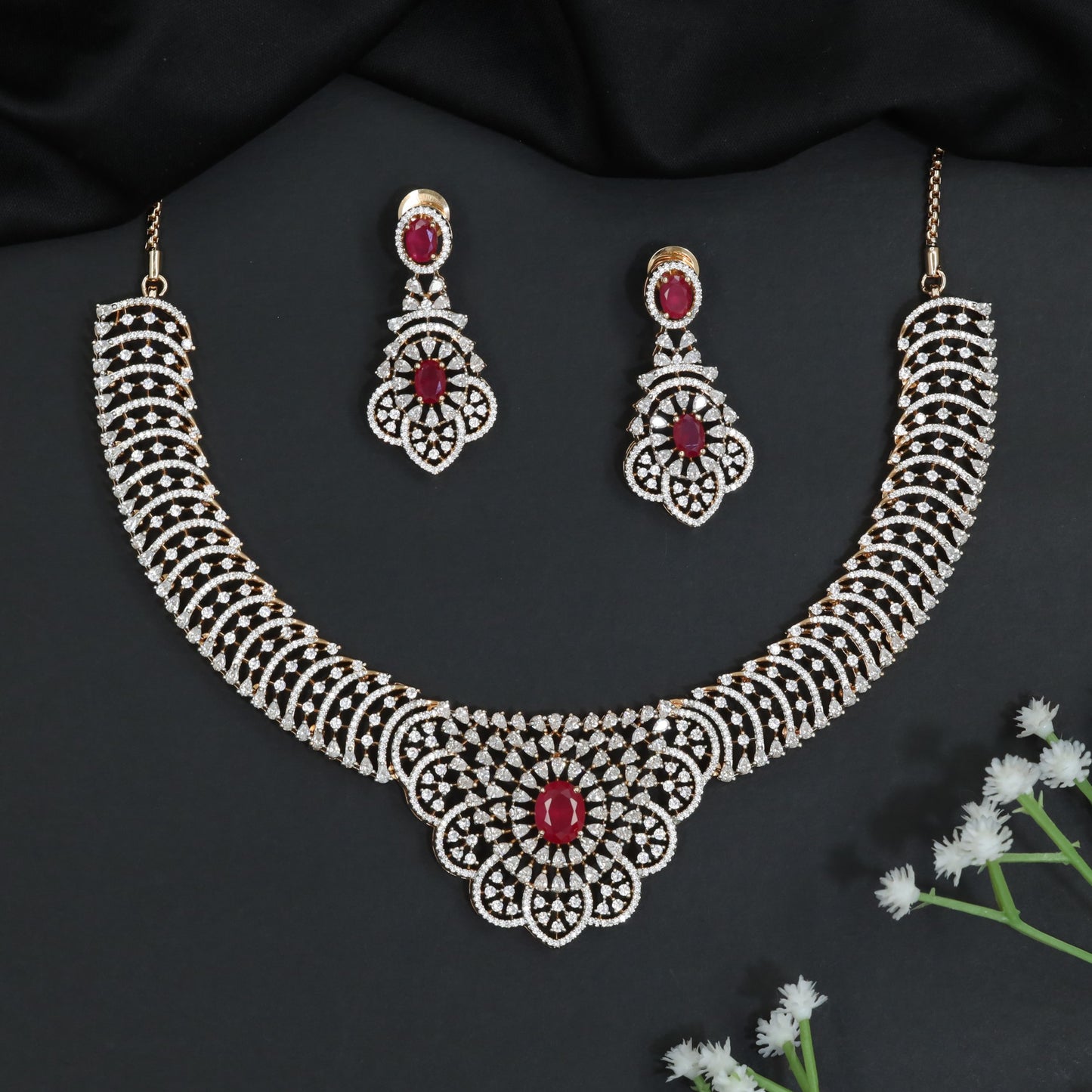 Floral Lattice GJ Necklace Set with Ornamental Medallion Design