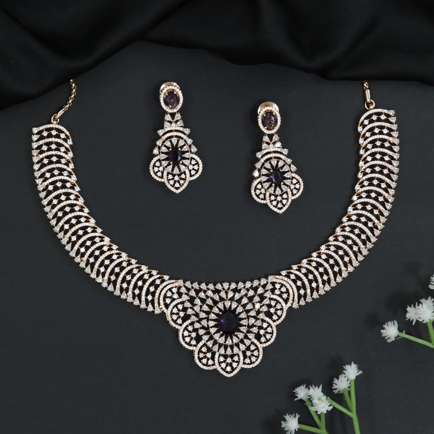 Floral Lattice GJ Necklace Set with Ornamental Medallion Design