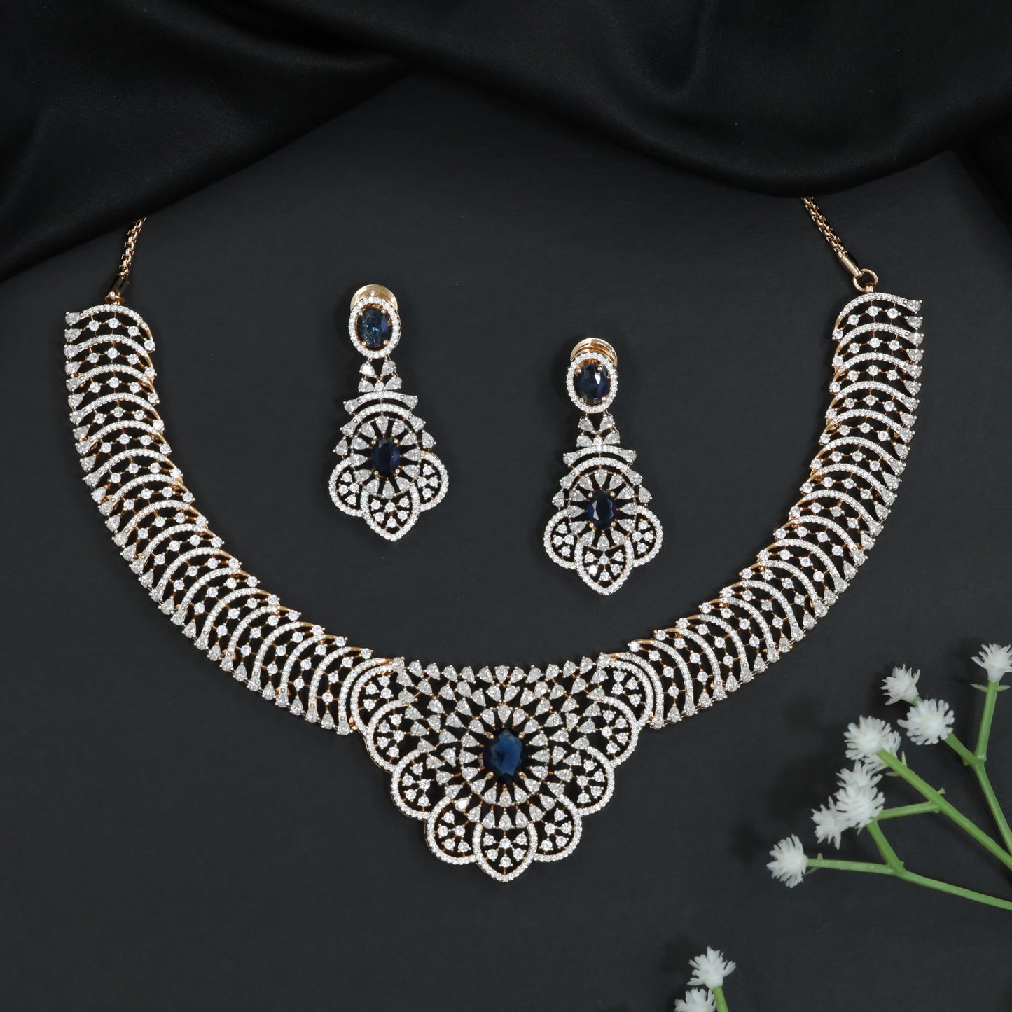 Floral Lattice GJ Necklace Set with Ornamental Medallion Design