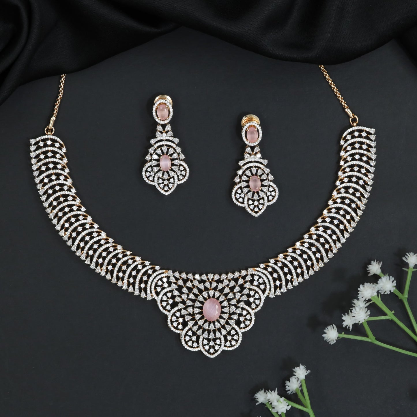 Floral Lattice GJ Necklace Set with Ornamental Medallion Design
