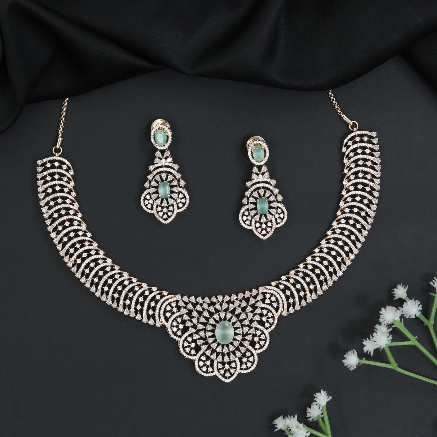 Floral Lattice GJ Necklace Set with Ornamental Medallion Design