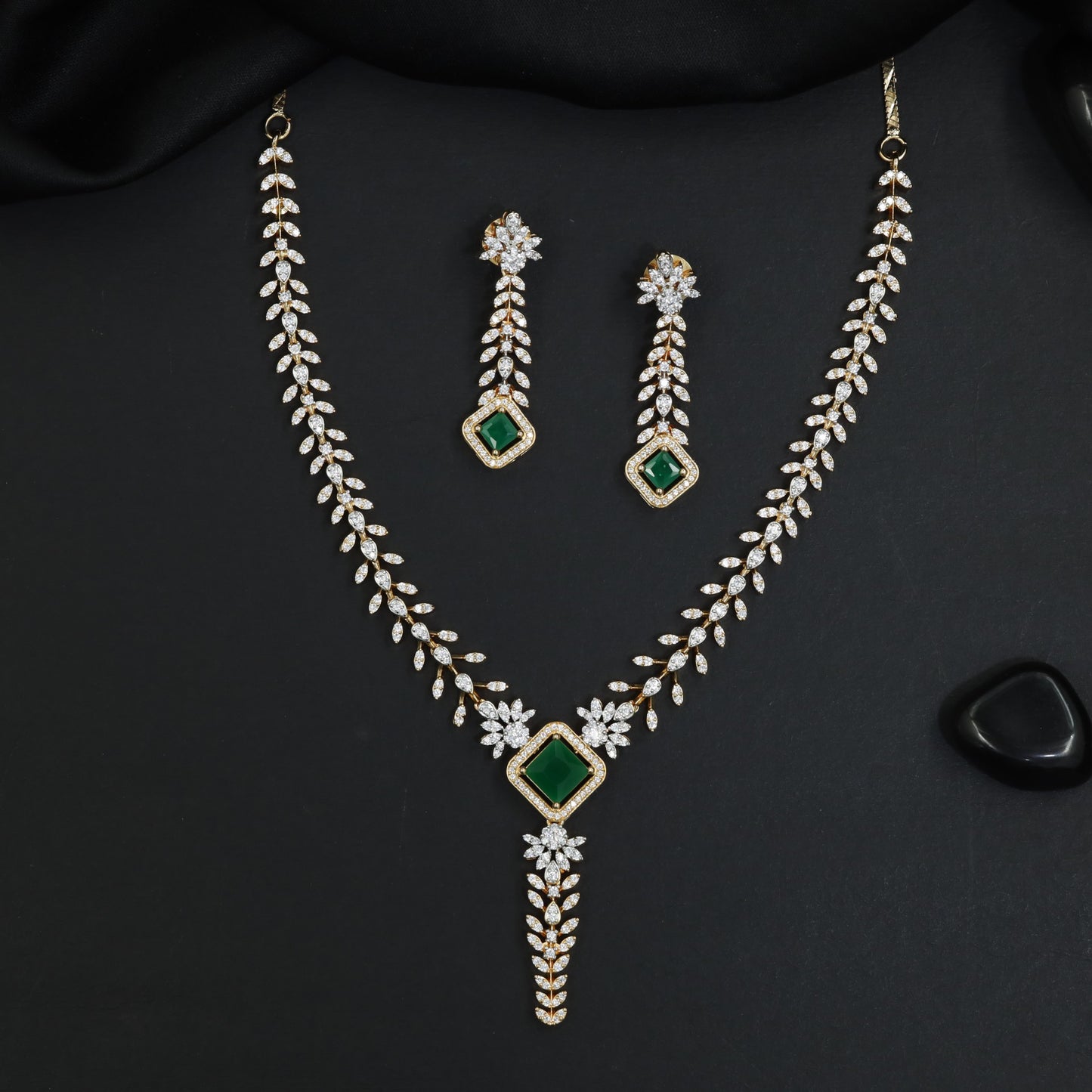 Fine art jewellery GJ necklace set with chevron-inspired detailing