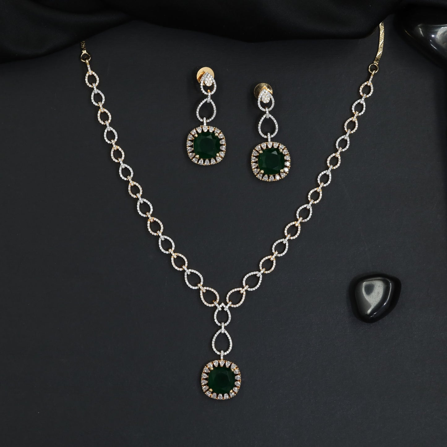 Modern heritage GJ necklace set with chain link neckline design