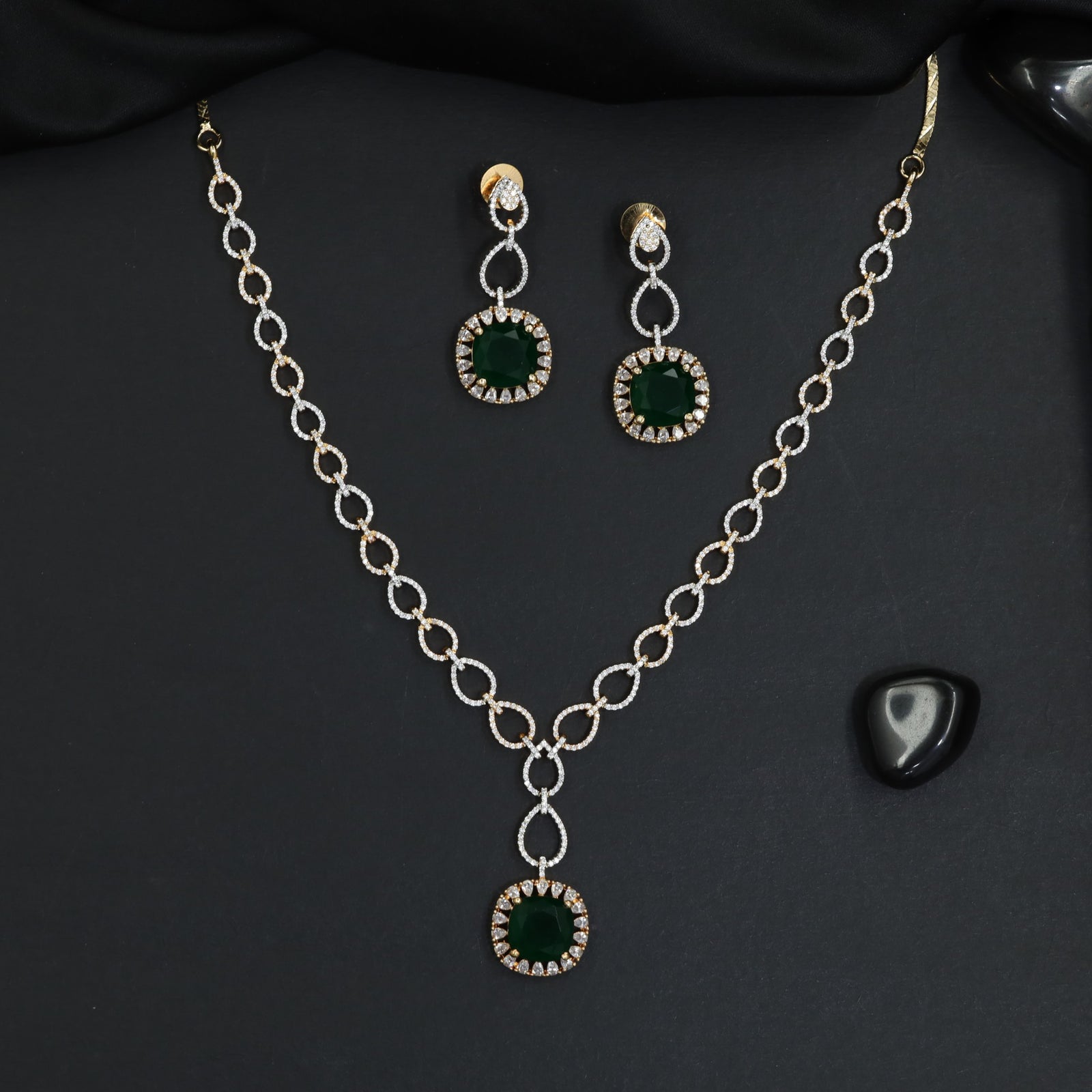 Modern heritage GJ necklace set with chain link neckline design