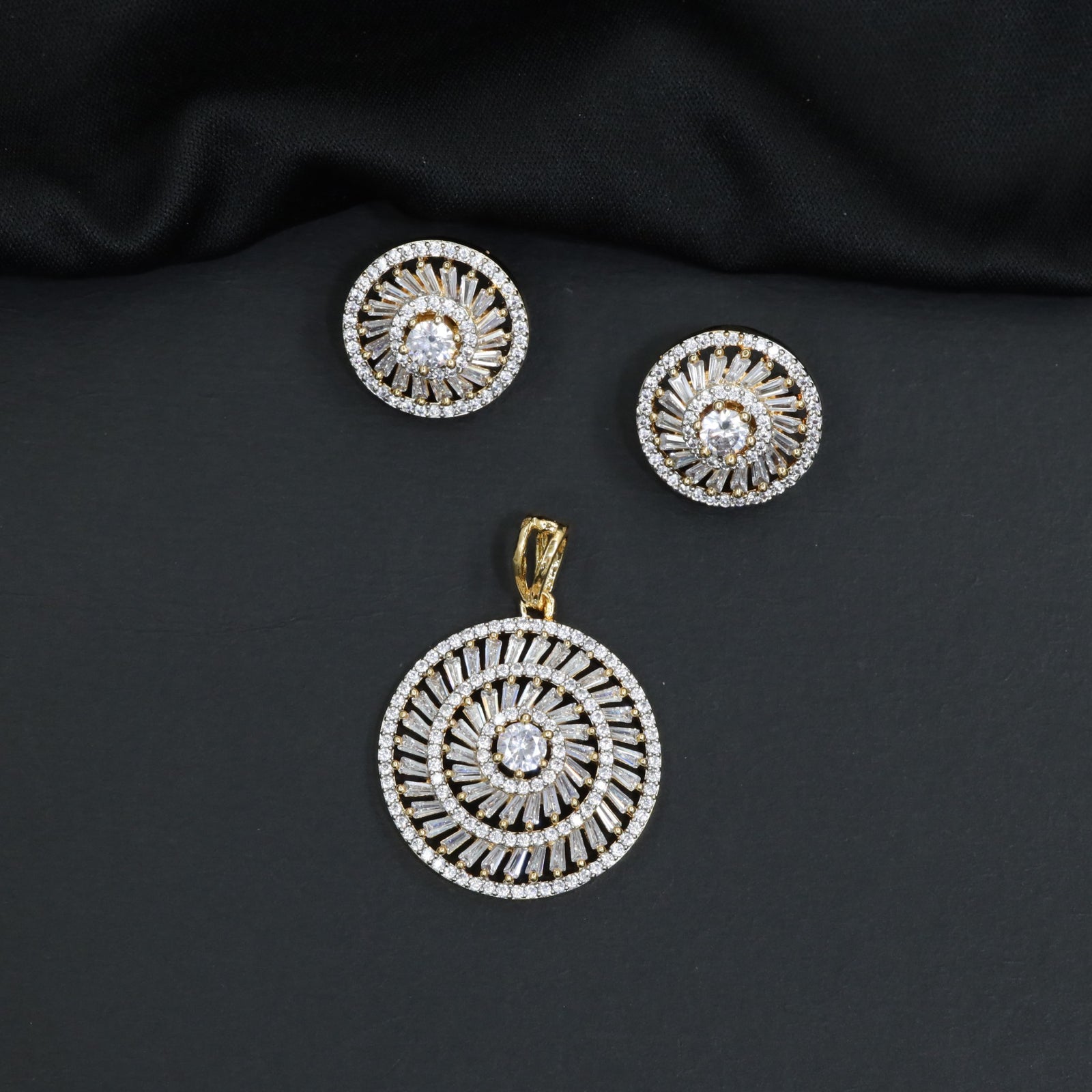 Radiating Wheel Pendant Set with Detailed Center Work