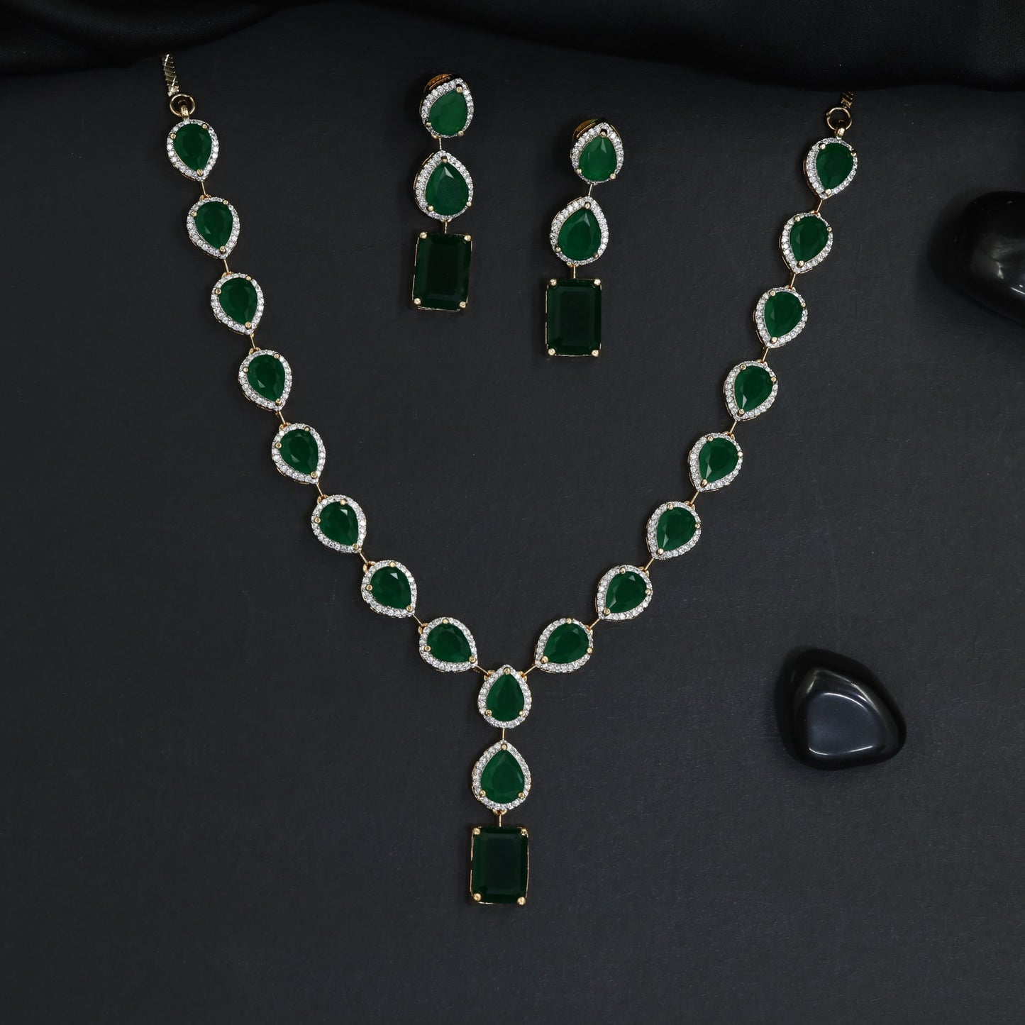 Signature atelier rhodium necklace set with pendant-led design
