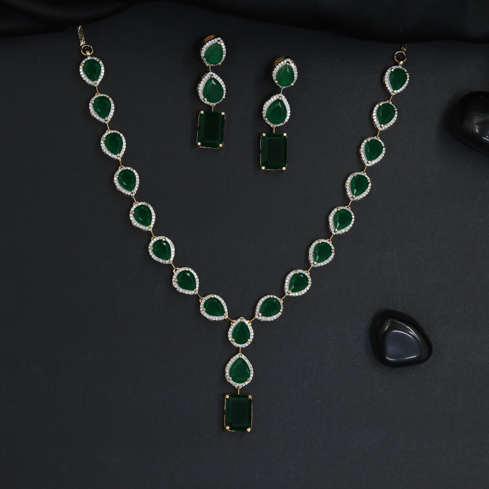 Signature atelier rhodium necklace set with pendant-led design
