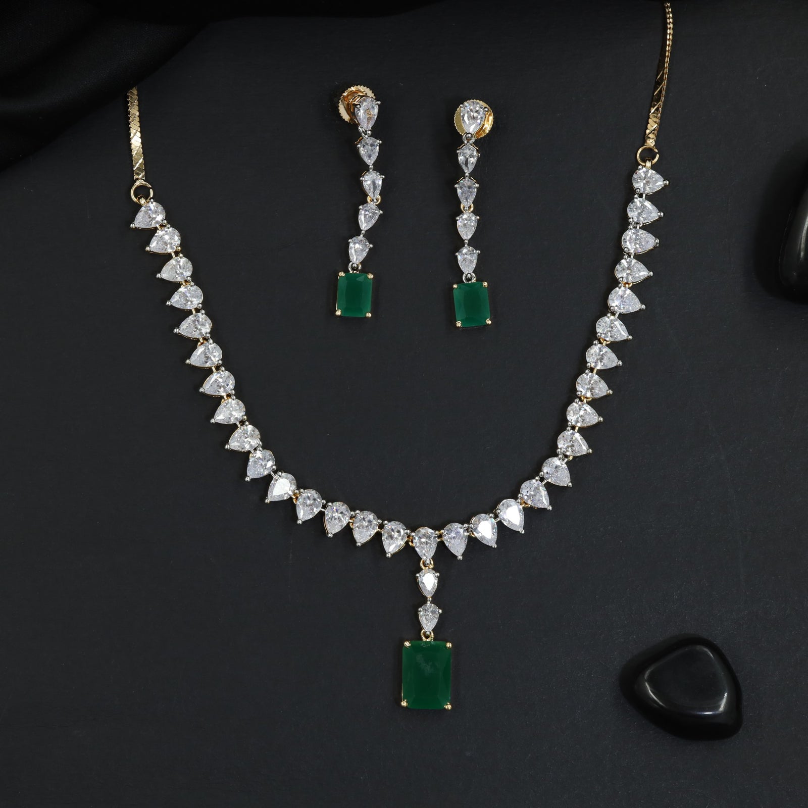 Metropolitan style GJ necklace set with pendant-led design