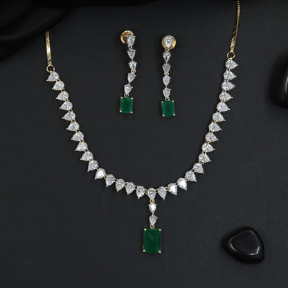 Metropolitan style GJ necklace set with pendant-led design