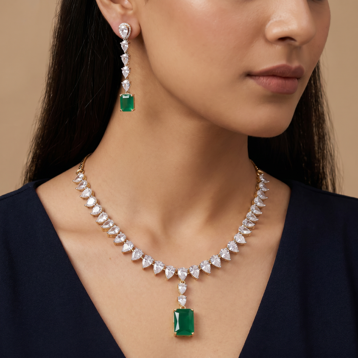 Metropolitan style GJ necklace set with pendant-led design