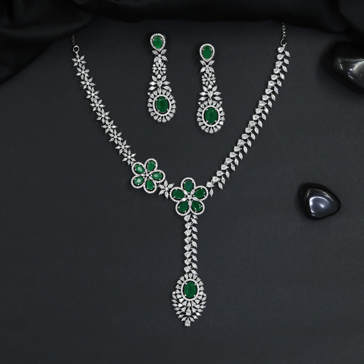 Rosette pendant rhodium necklace set with drop centerpiece design