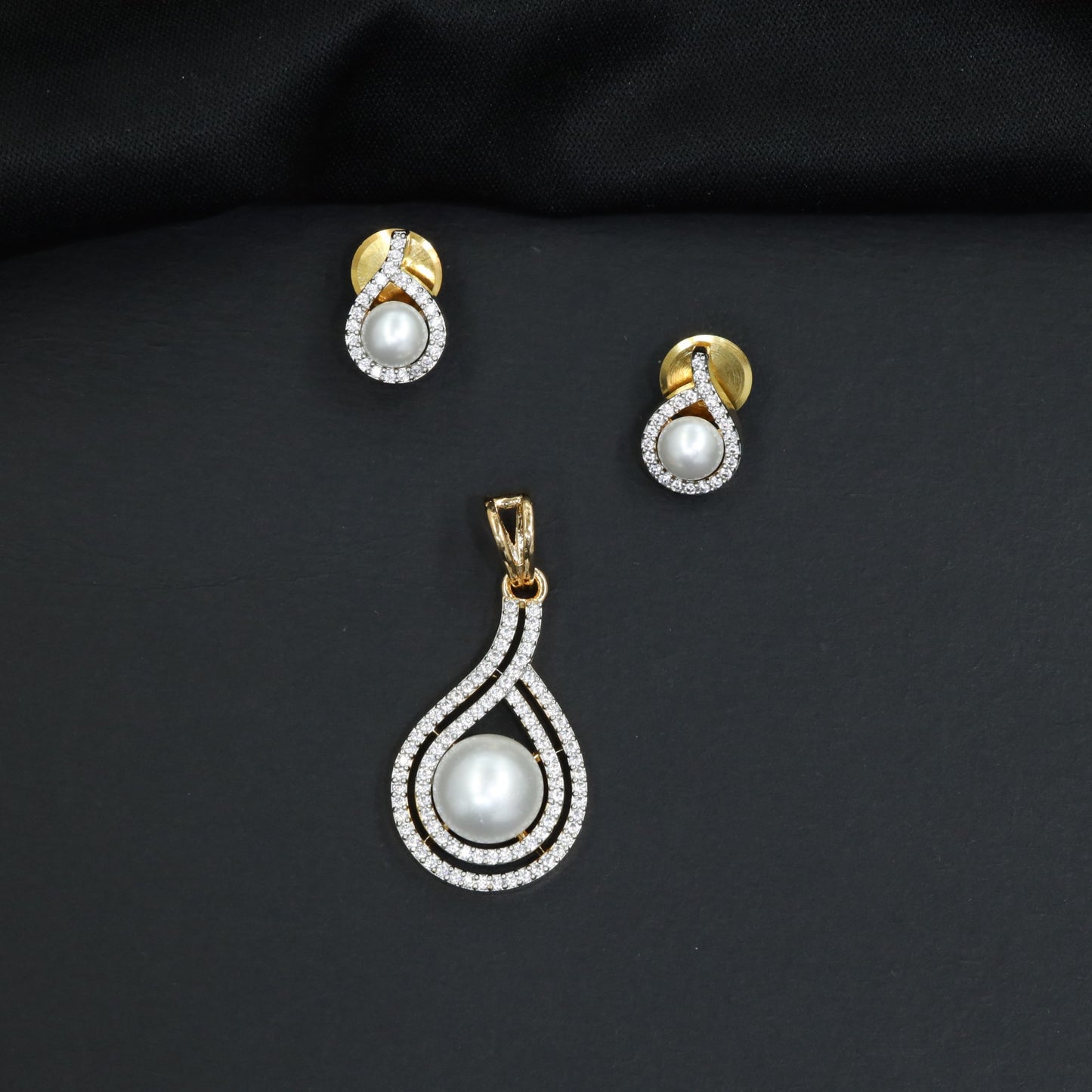 Minimal Teardrop Pendant Set with Pearl Detailing