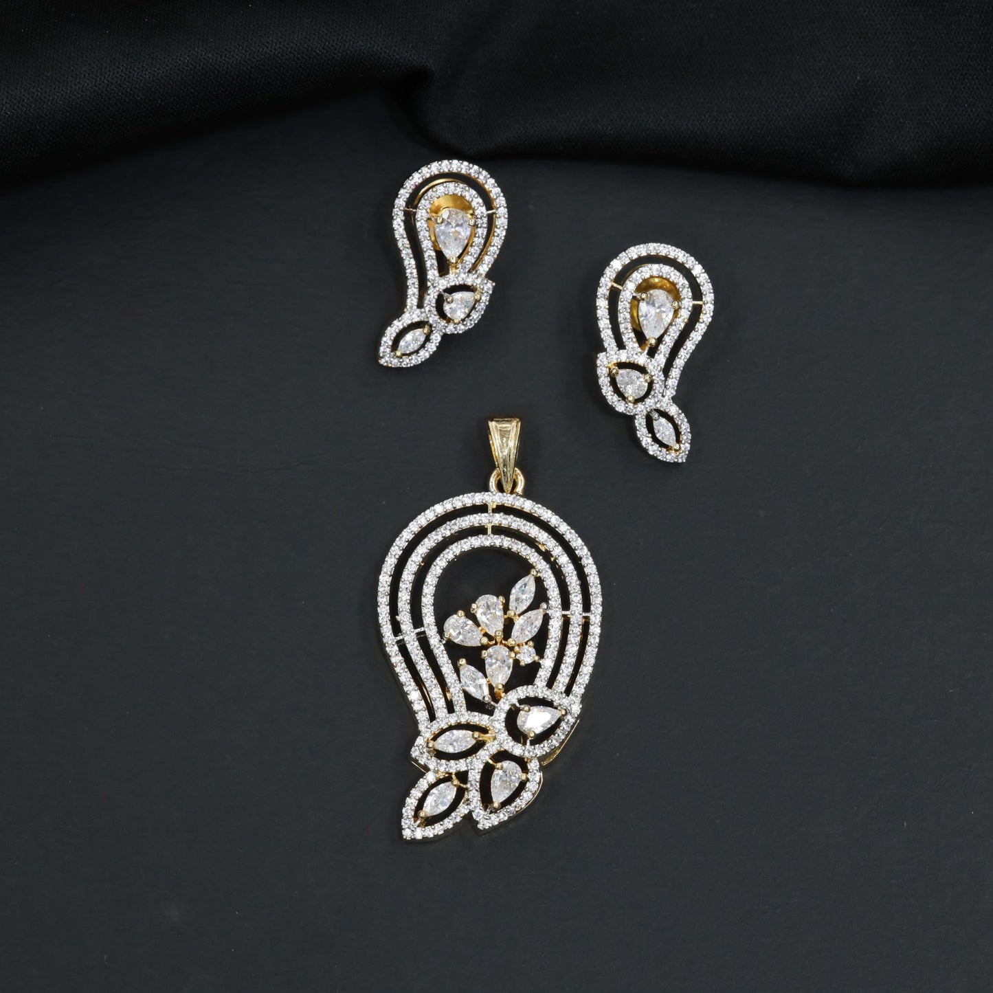Leaf Accent Pendant Set with Curved Frame Design