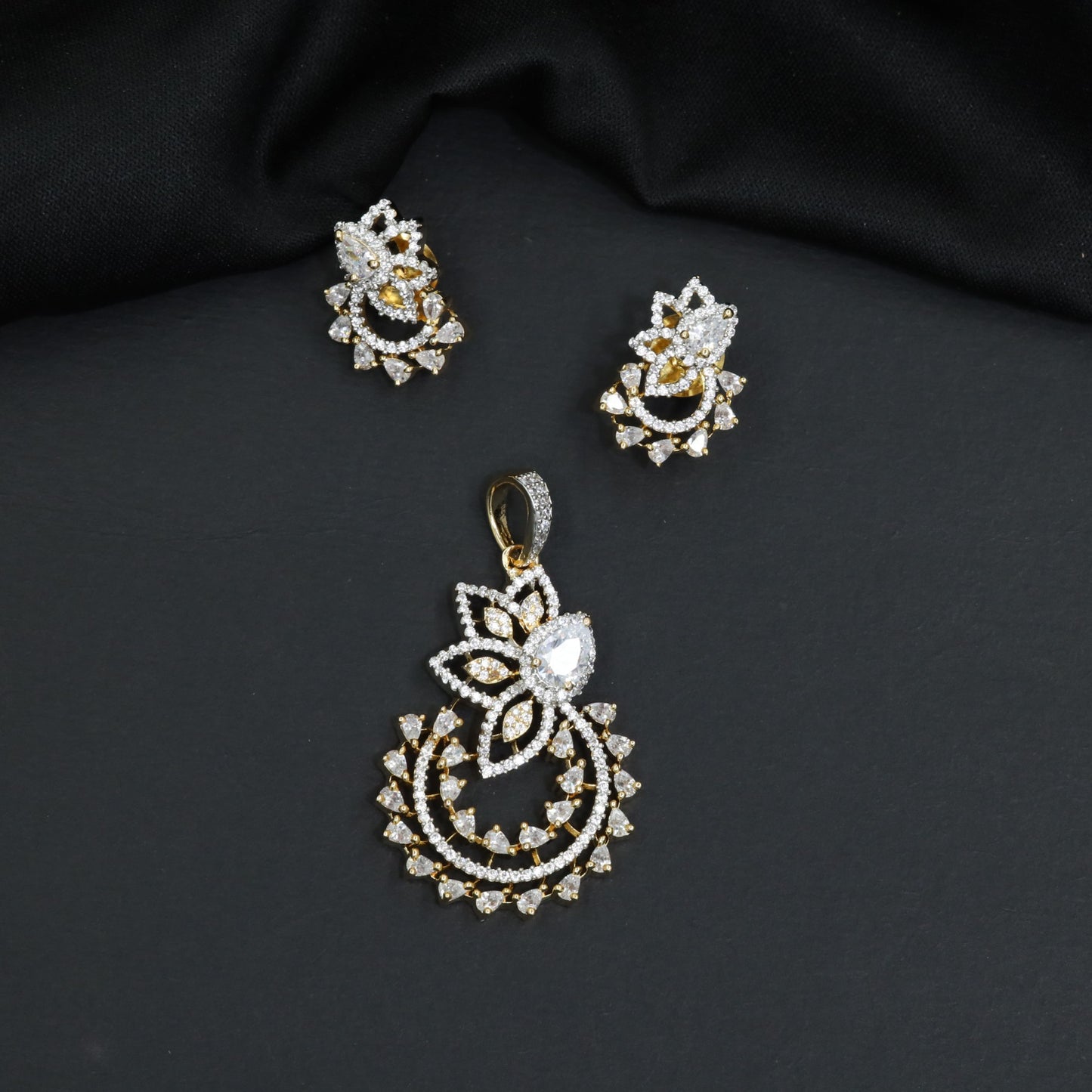 Leaf Accent Pendant Set with Circular Frame Detailing