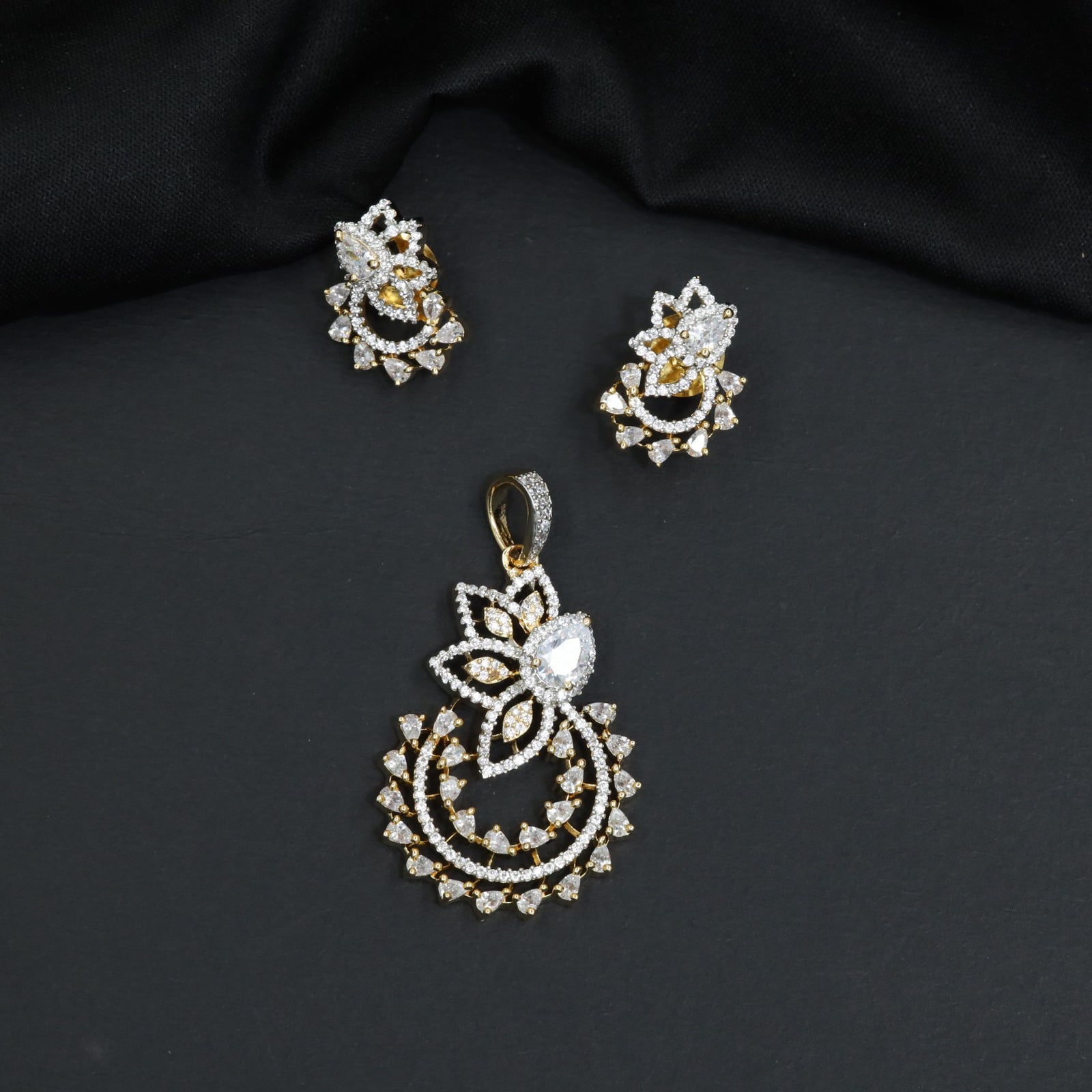Leaf Accent Pendant Set with Circular Frame Detailing