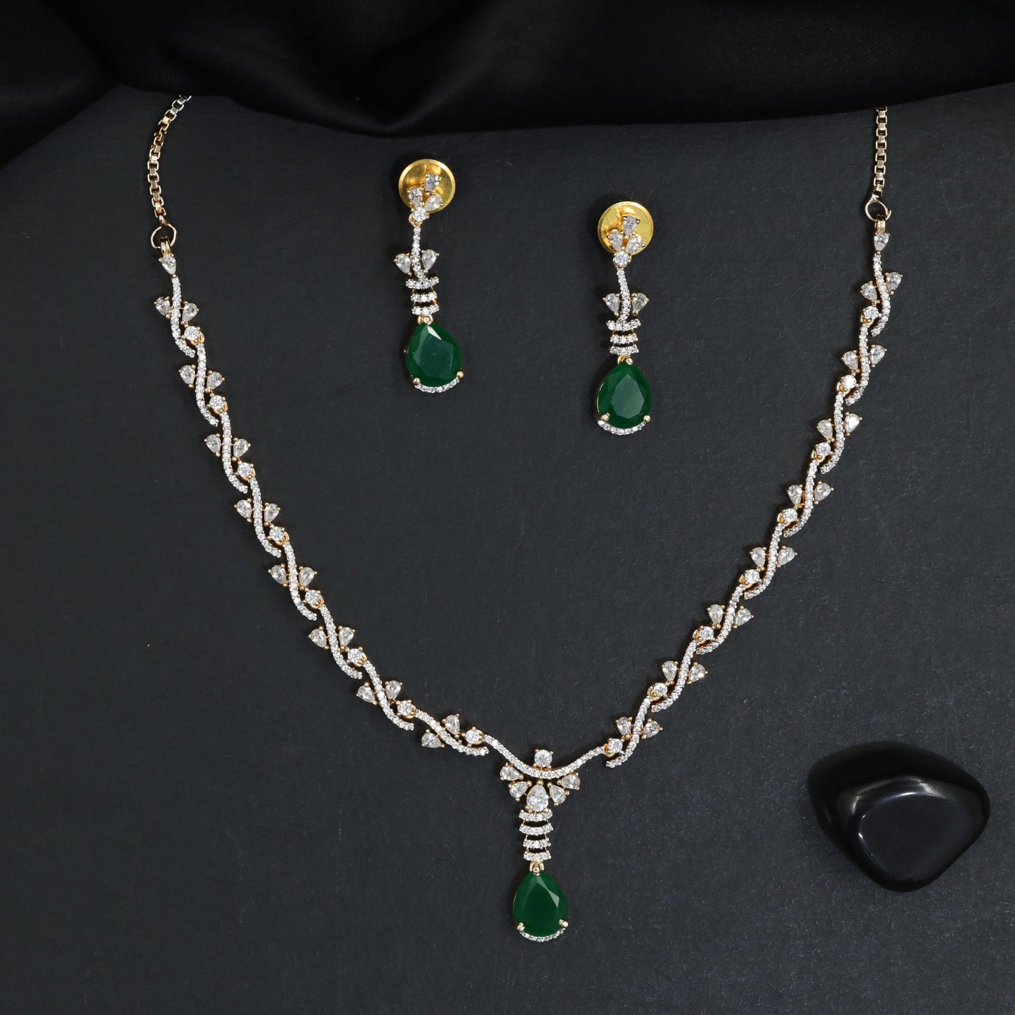 Delicate leaf trail GJ necklace set with pendant drop detail