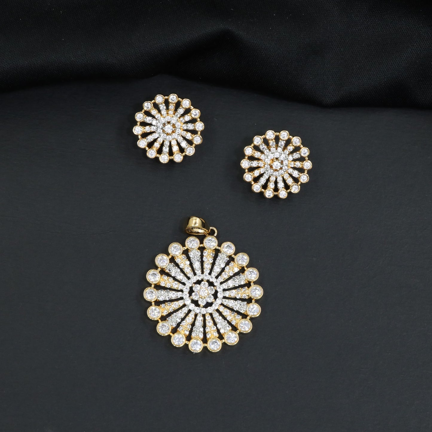 Artistic Pendant Set with Symmetrical Radiating Arrangement