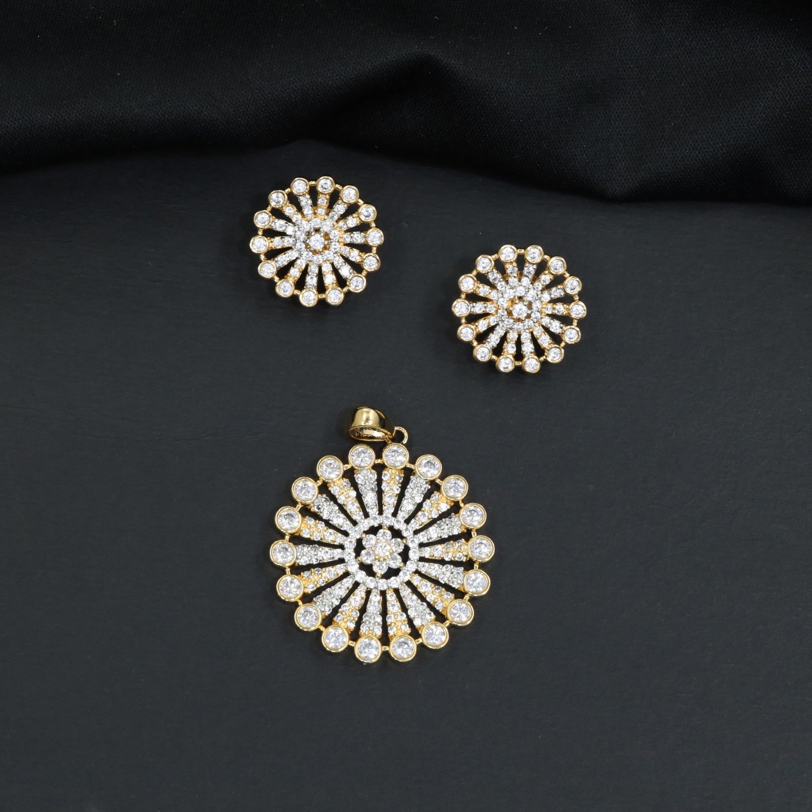 Artistic Pendant Set with Symmetrical Radiating Arrangement