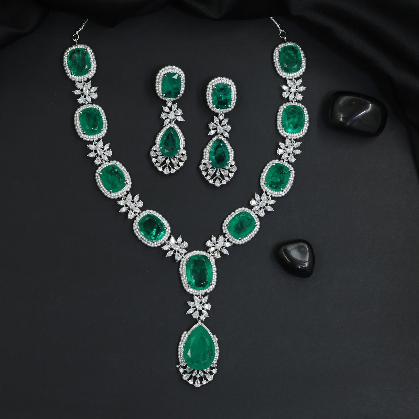 Shimmering heavy border bridal rhodium choker set featuring large round tops