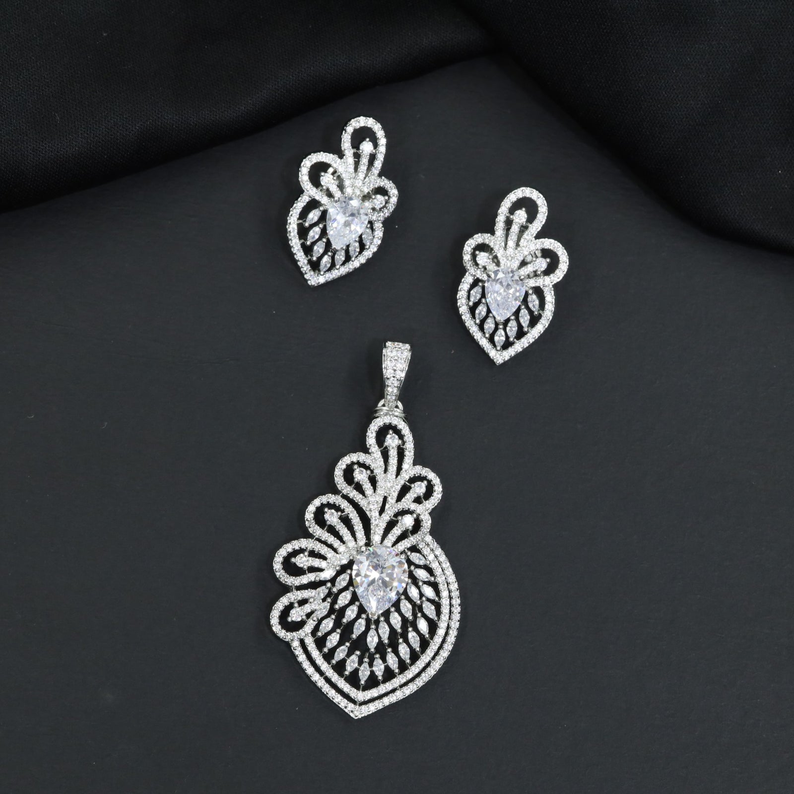 Openwork Pendant Set with Heart Shape Accent