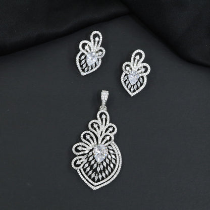 Openwork Pendant Set with Heart Shape Accent