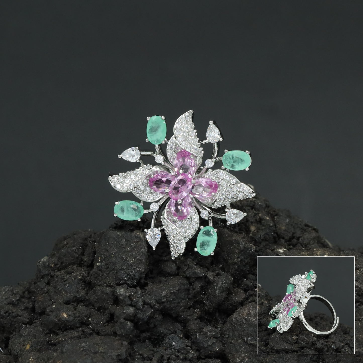 Decorative Floral Finger Ring with Radiating Bloom Pattern