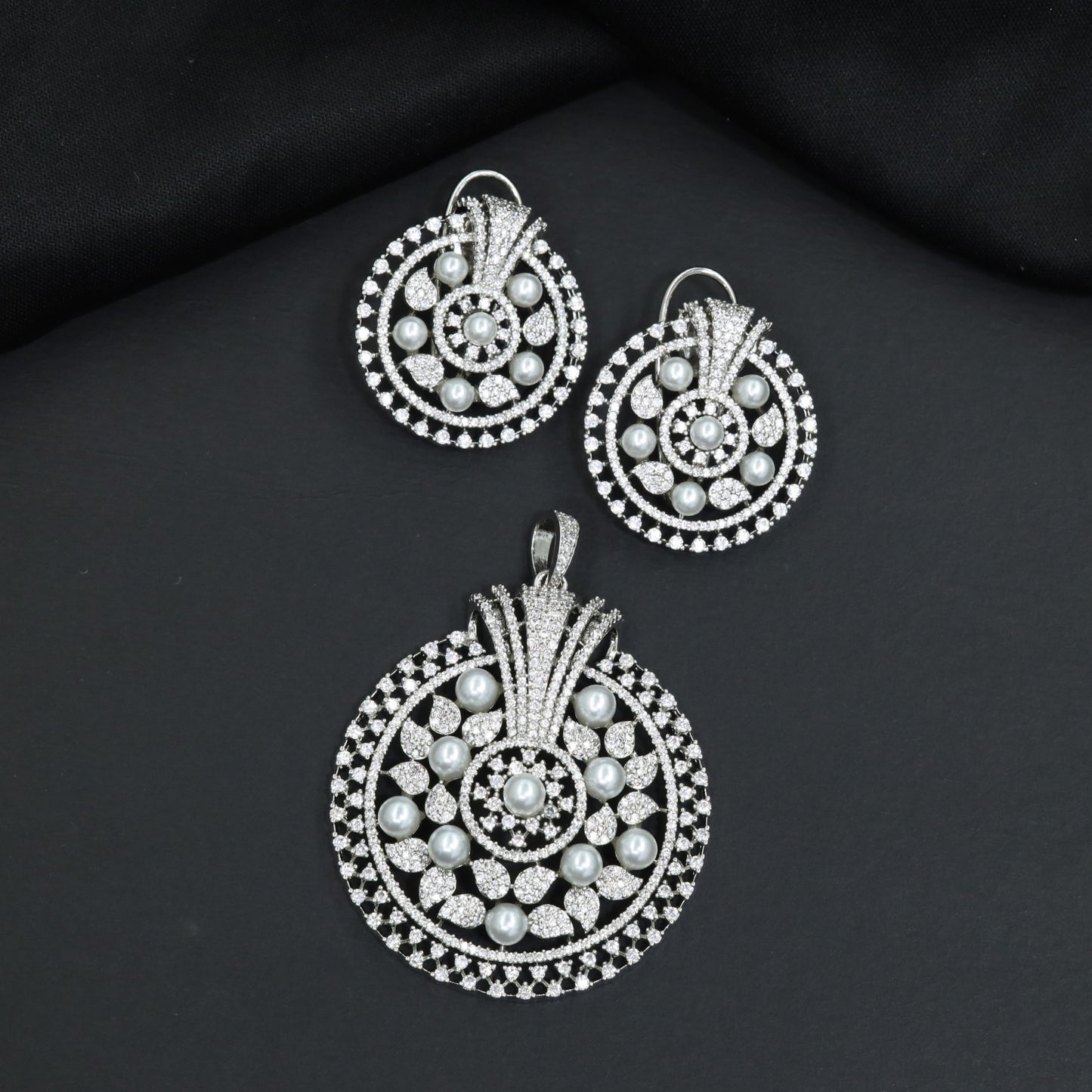 Elegant Pendant Set with Floral Arrangement and Pearl Embellishments