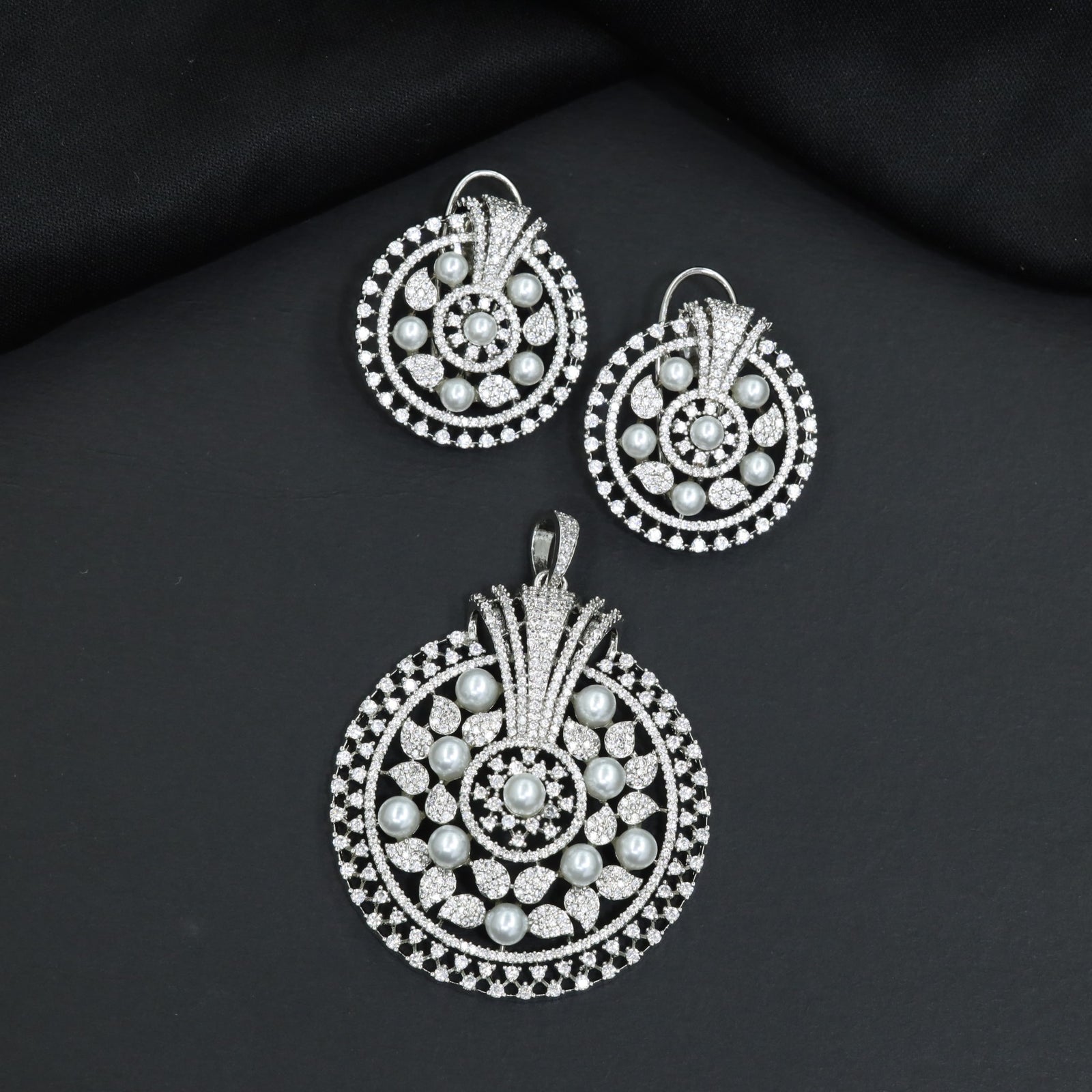 Elegant Pendant Set with Floral Arrangement and Pearl Embellishments